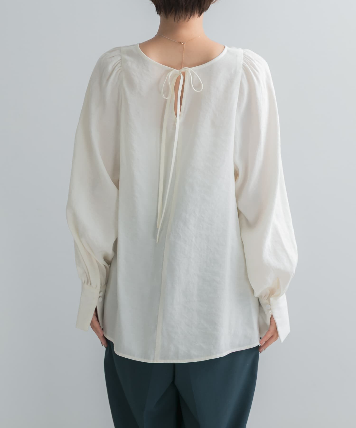 URBAN RESEARCH ROSSO「『WEB/一部店舗限定』ギャザーショルダーバックリボンブラウス」|シャツ・ブラウス|