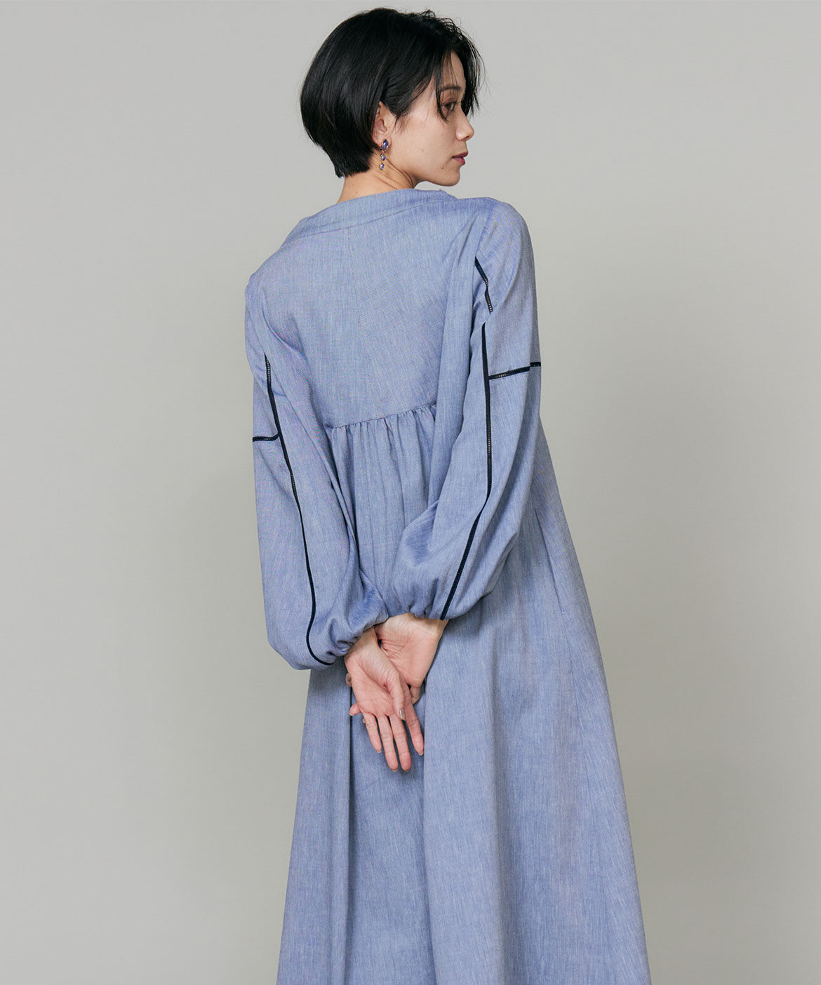 INED「《大きいサイズ》Vネックシャンブレーワンピース」|ワンピース|