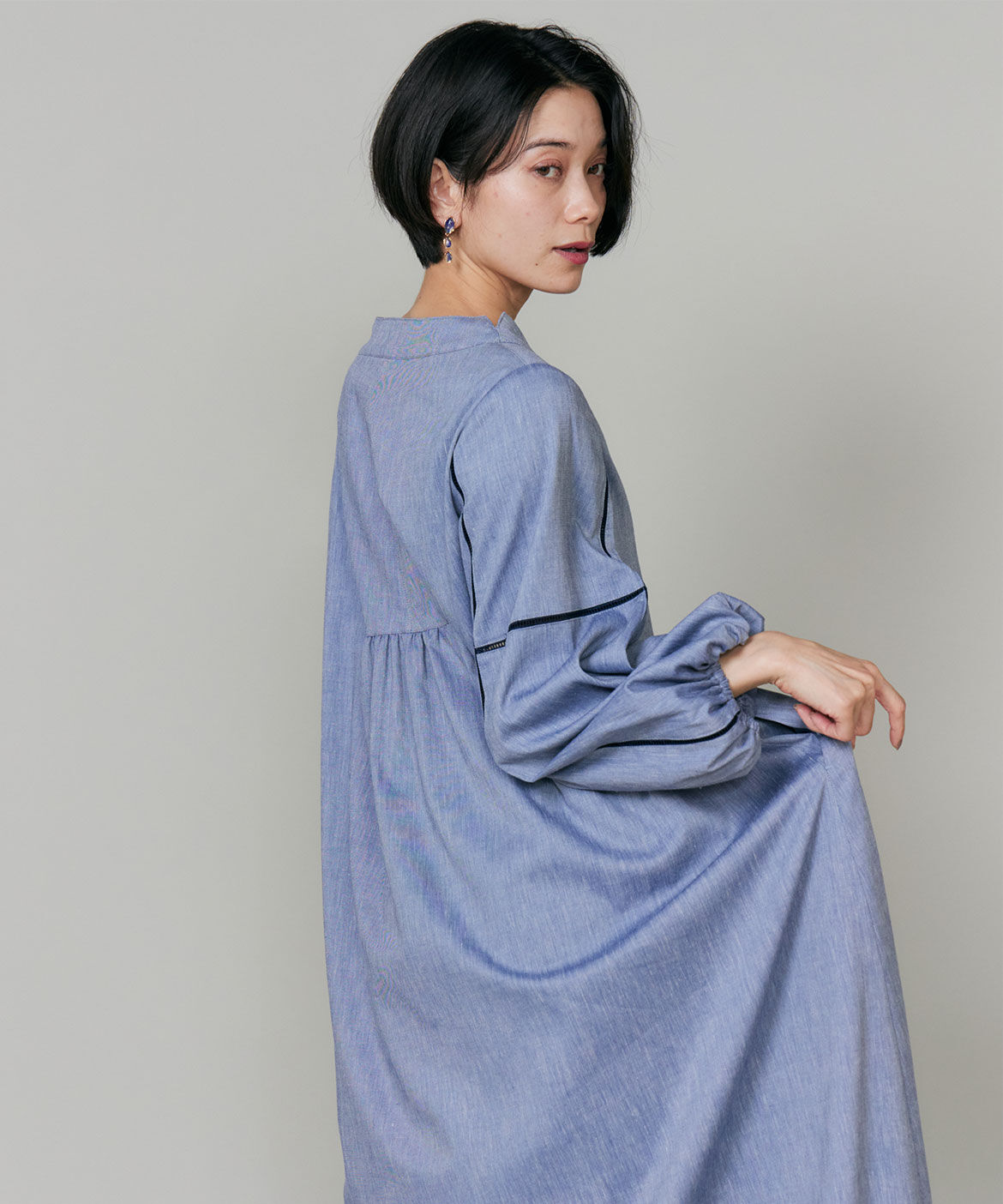 INED「《大きいサイズ》Vネックシャンブレーワンピース」|ワンピース|