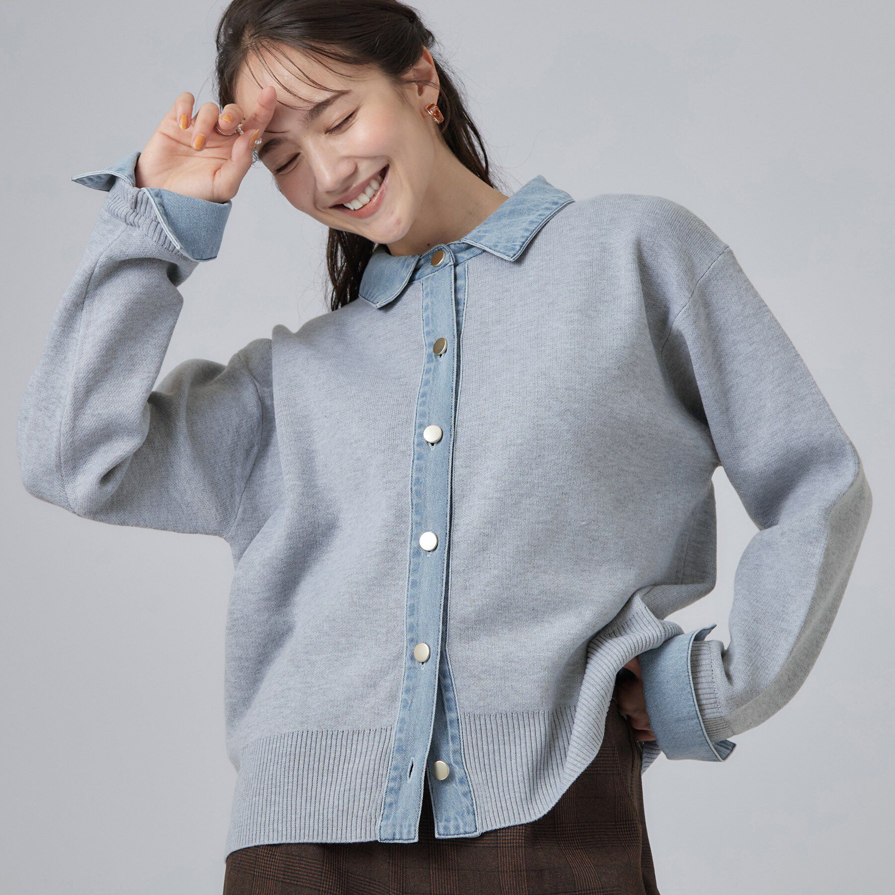 SHOO･LA･RUE「【S-LL/洗濯機可】デニム／チェック切替でこなれ見え 金ボタンニットカーディガン」|カーディガン|ライトグレー(111