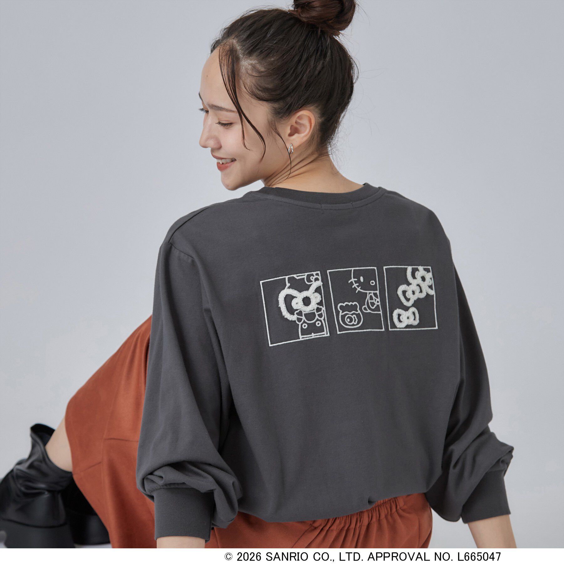 SHOO･LA･RUE「【HELLO KITTYコラボ】刺繍ロンT」|Tシャツ・カットソー|チャコールグレー(2