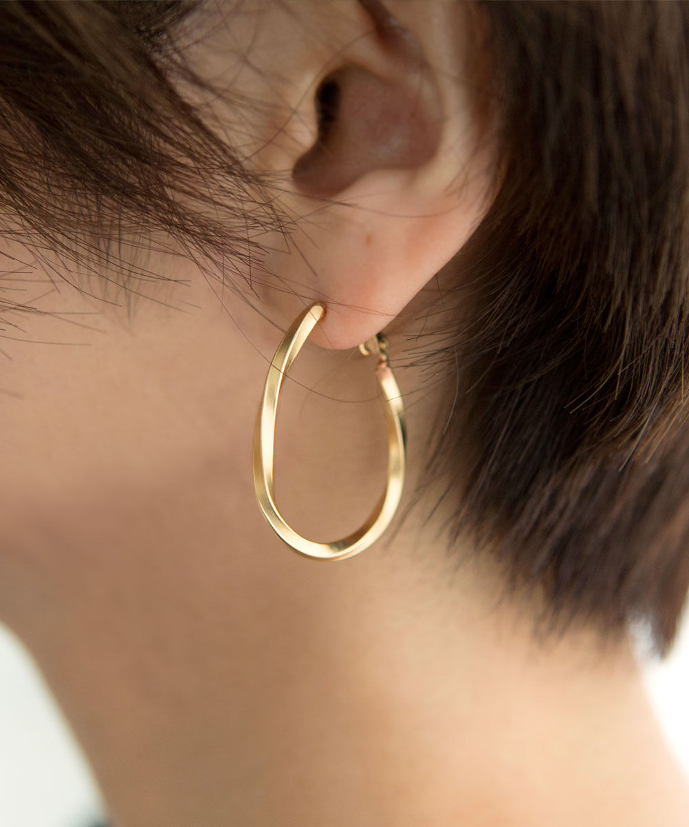 colleca la「ねじれドロップフープピアス」|ピアス|