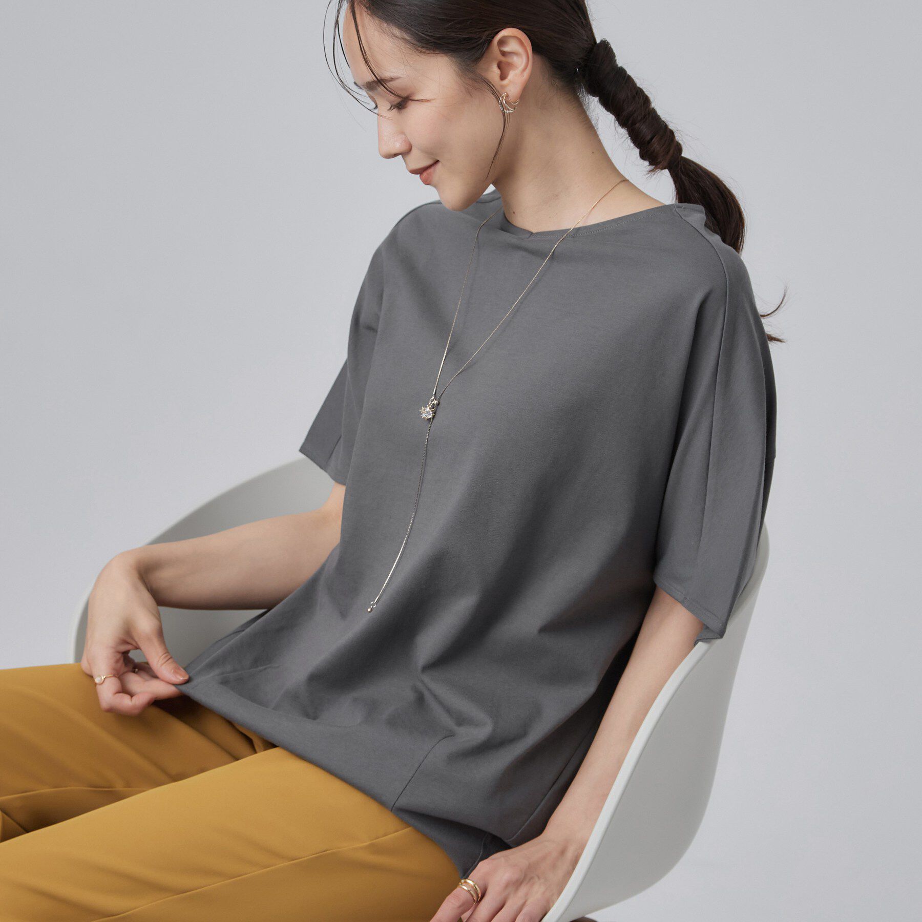 SHOO･LA･RUE「【洗濯機可/体型カバー】インせず着られる 上品見えのドルマントップス」|Tシャツ・カットソー|チャコールグレー(0