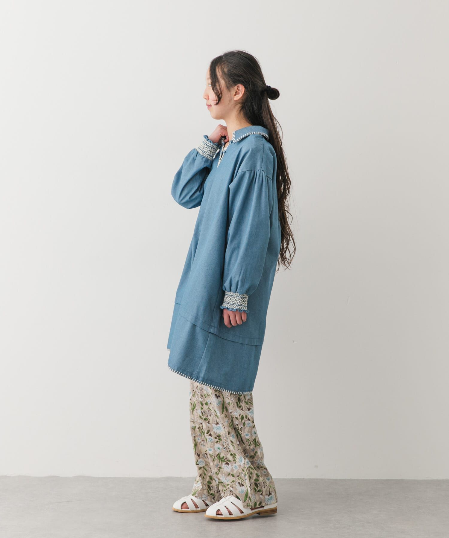 URBAN RESEARCH DOORS「『150サイズあり』デニム刺繍ワンピース(KIDS)」|ワンピース|