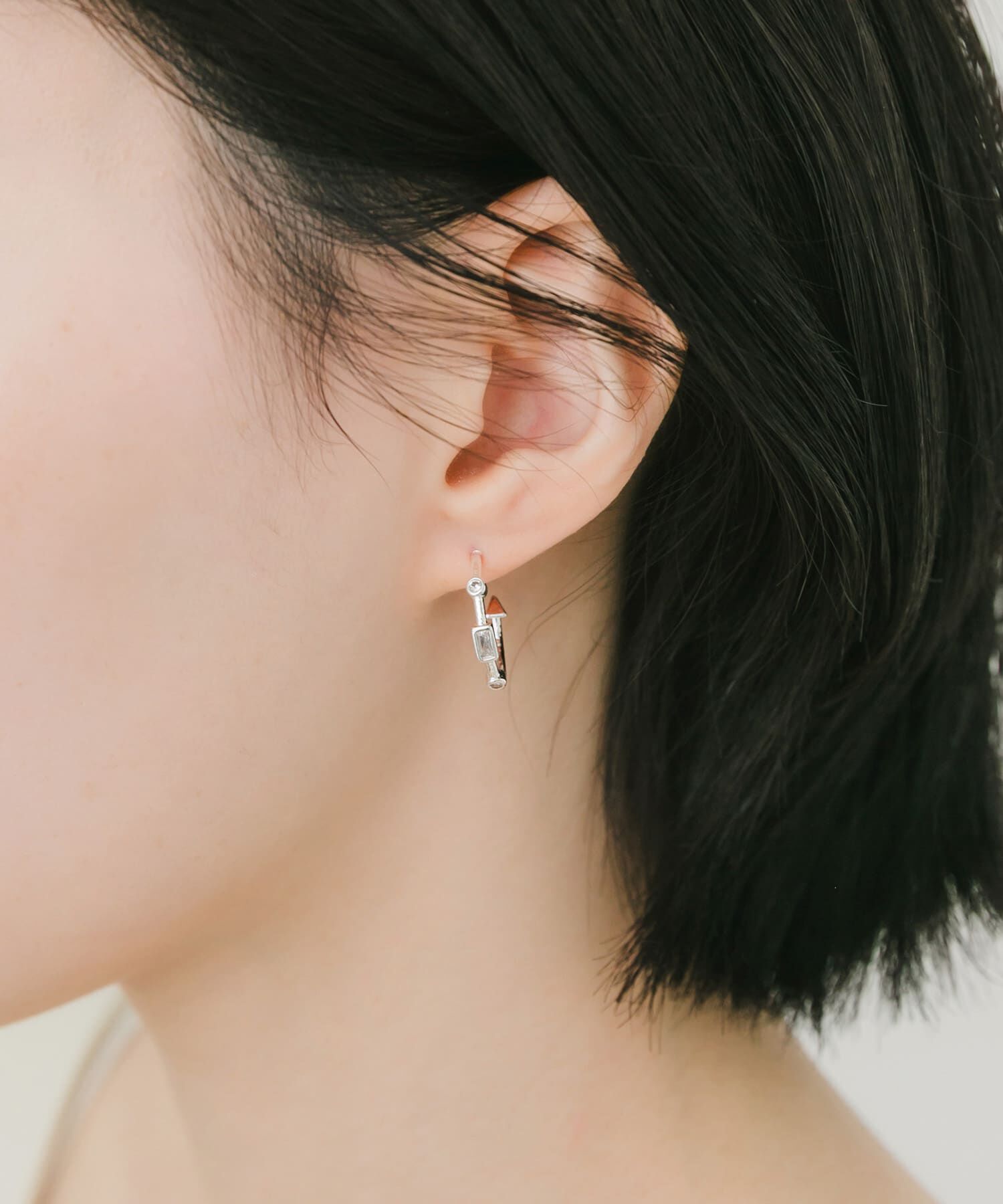 SMELLY「ジオメトリッククリアビジューフープピアス」|ピアス|