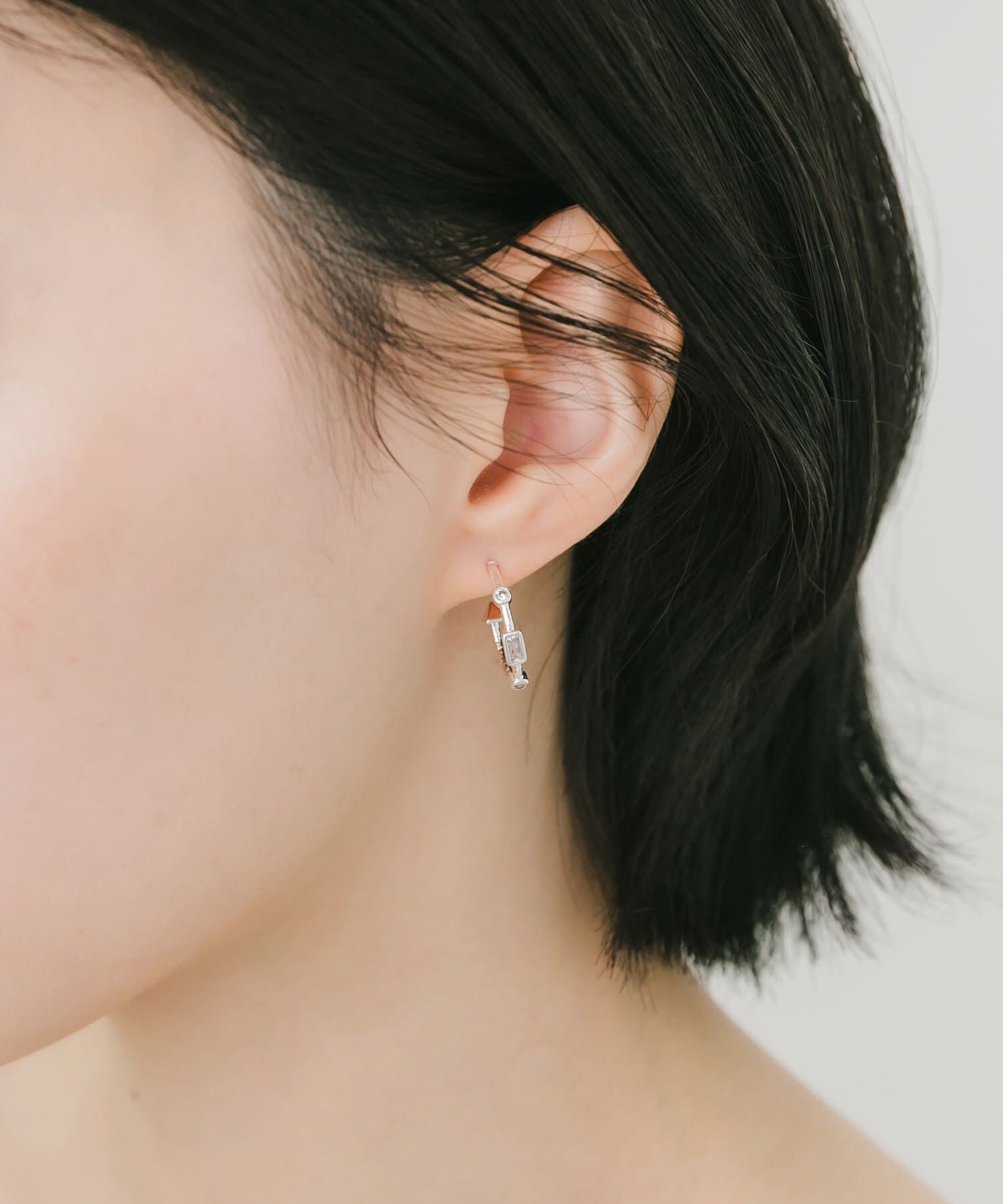 SMELLY「ジオメトリッククリアビジューフープピアス」|ピアス|
