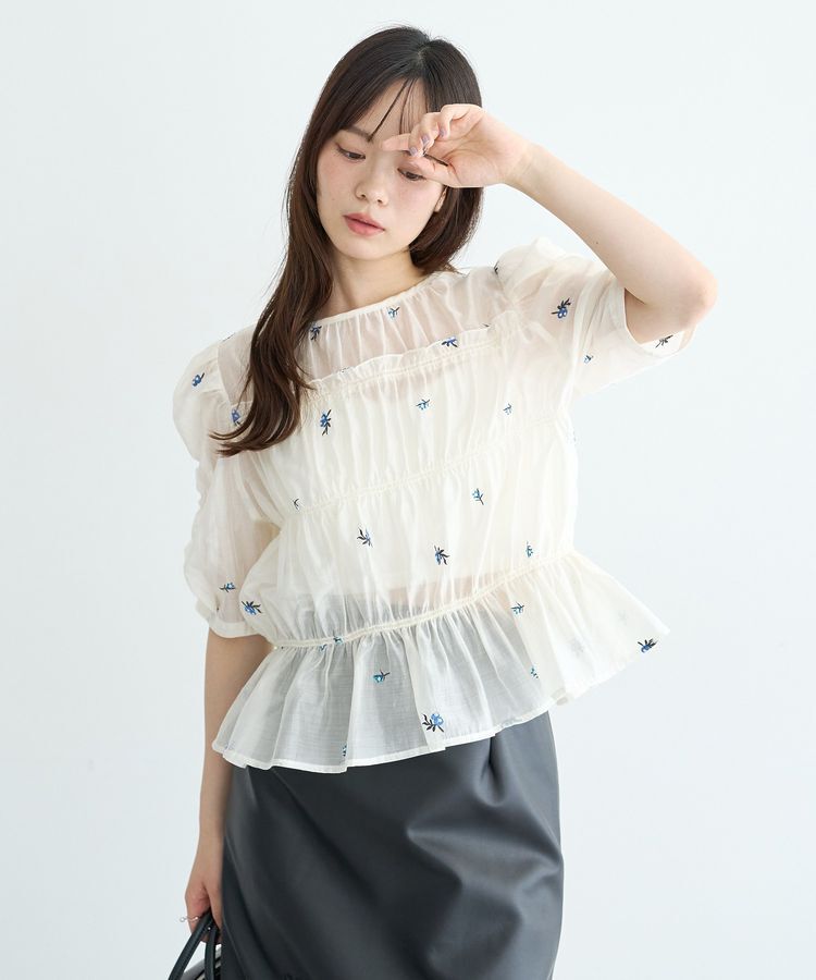 earth music&ecology「【前後2WAY】フラワー刺繍シャーリングブラウス」|シャツ・ブラウス|