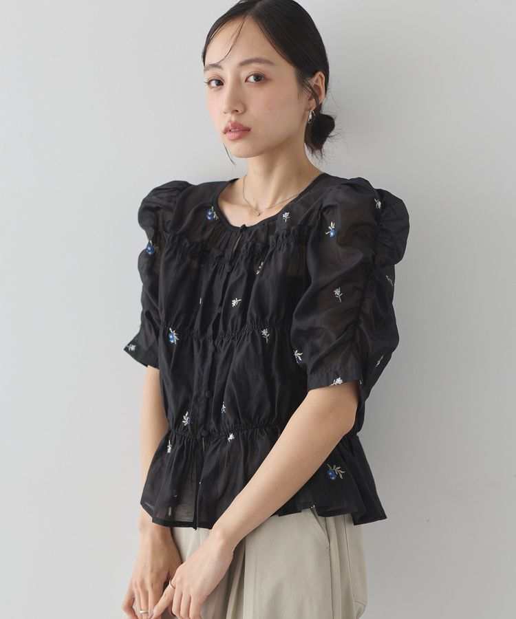 earth music&ecology「【前後2WAY】フラワー刺繍シャーリングブラウス」|シャツ・ブラウス|