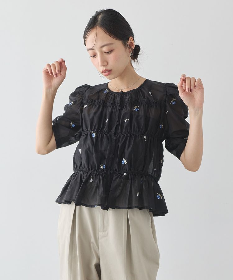 earth music&ecology「【前後2WAY】フラワー刺繍シャーリングブラウス」|シャツ・ブラウス|