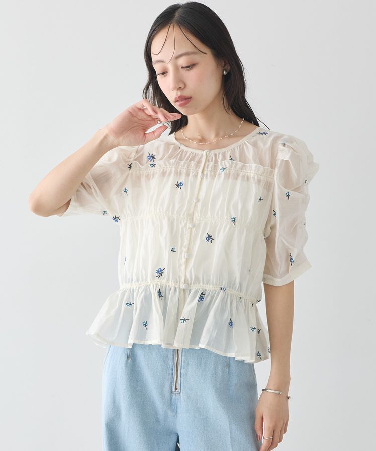 earth music&ecology「【前後2WAY】フラワー刺繍シャーリングブラウス」|シャツ・ブラウス|