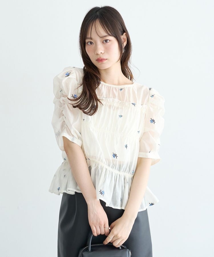 earth music&ecology「【前後2WAY】フラワー刺繍シャーリングブラウス」|シャツ・ブラウス|