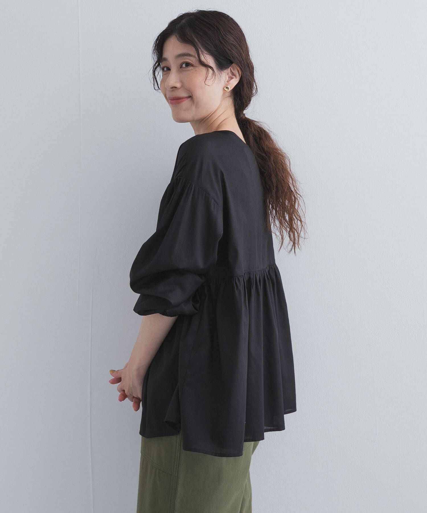 URBAN RESEARCH DOORS「コットンツイル2WAYギャザーブラウス 26AW」|シャツ・ブラウス|