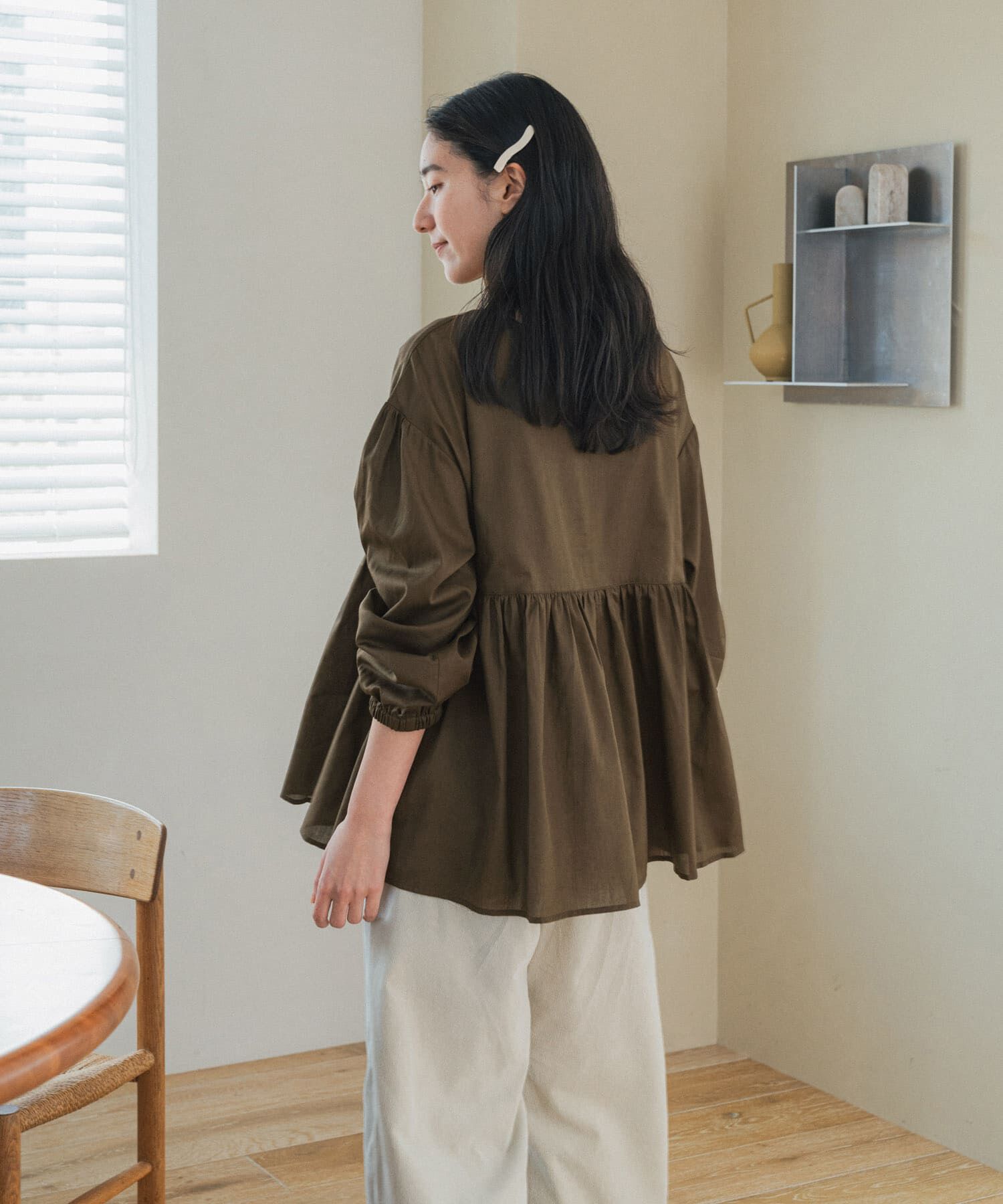 URBAN RESEARCH DOORS「コットンツイル2WAYギャザーブラウス 26AW」|シャツ・ブラウス|