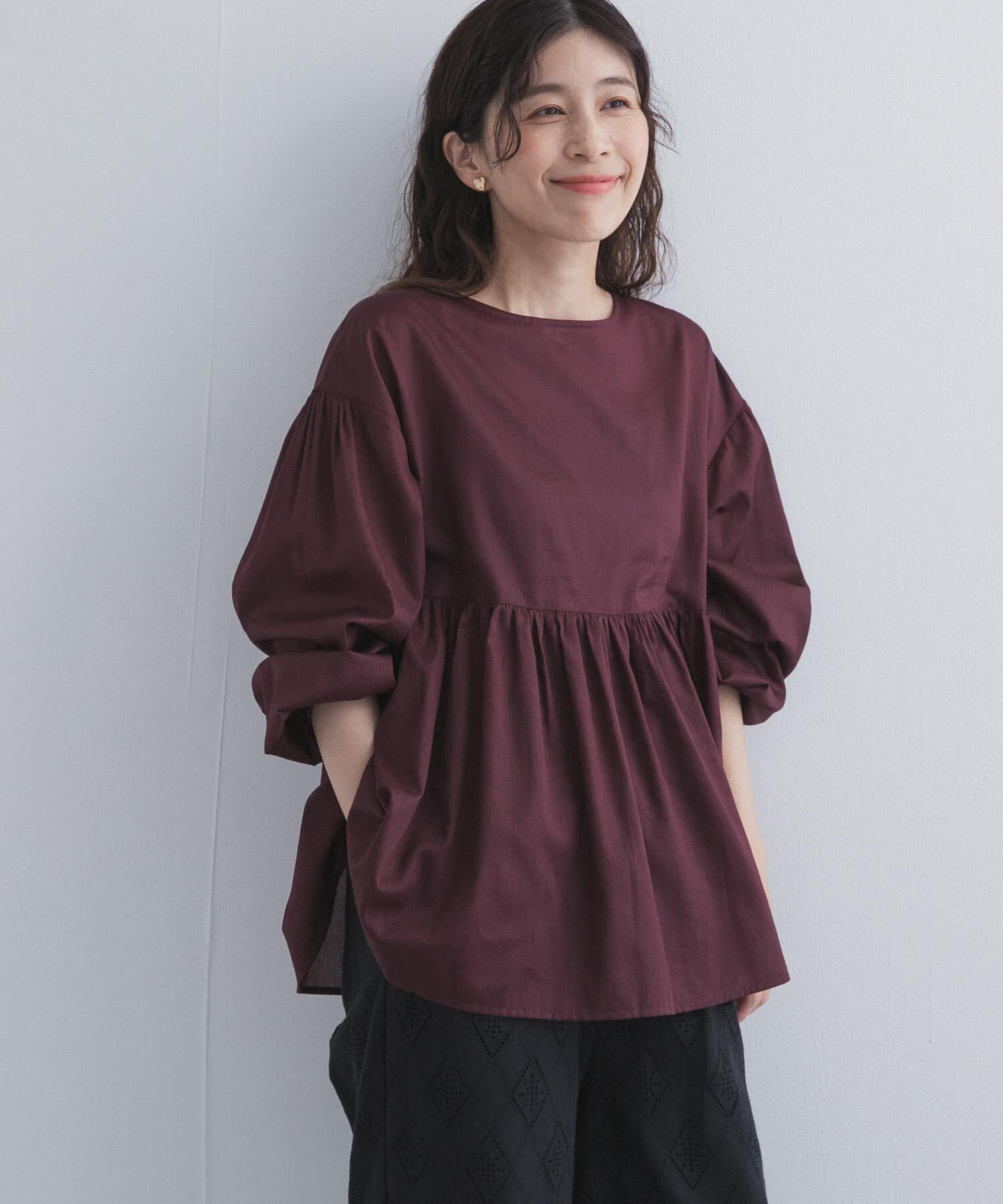 URBAN RESEARCH DOORS「コットンツイル2WAYギャザーブラウス 26AW」|シャツ・ブラウス|ボルドー