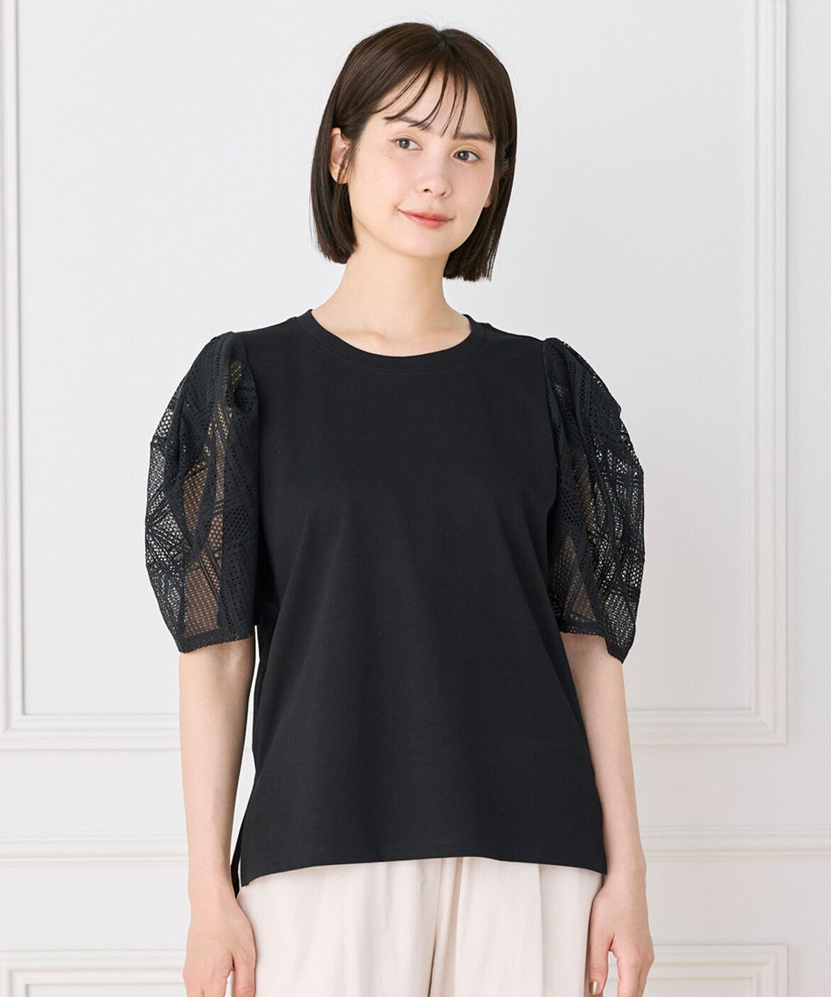 DAY by DAY it&rsquo;s international「袖レースカットソー｜涼しげな幾何学レースで魅せる大人Tシャツ」|Tシャツ・カットソー|ブラック