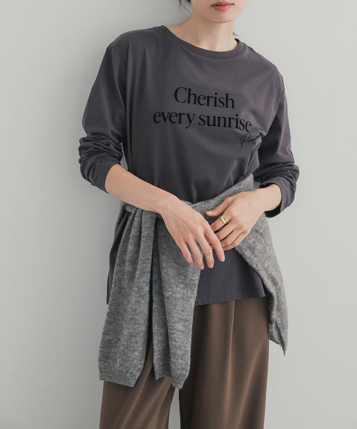 URBAN RESEARCH DOORS「フロッキーロゴプリントロングTシャツ 26AW」|Tシャツ・カットソー|チャコールグレー