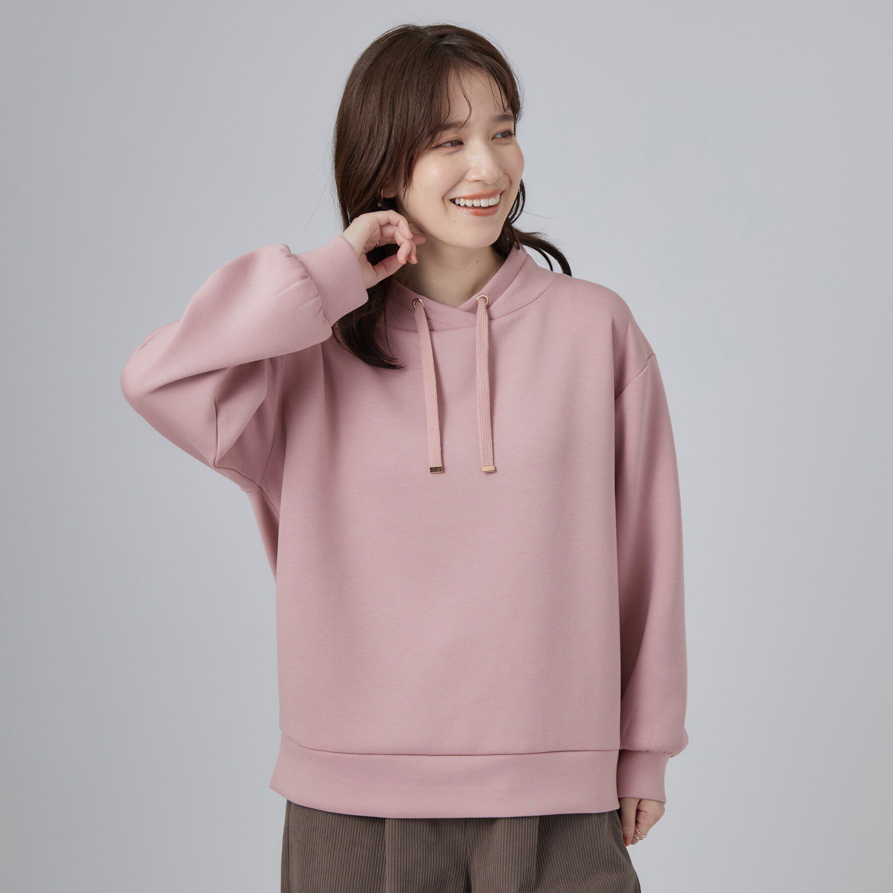 SHOO･LA･RUE「【S-LL/体型カバー】もちさらなめらかタッチ 抜き襟風トップス」|Tシャツ・カットソー|