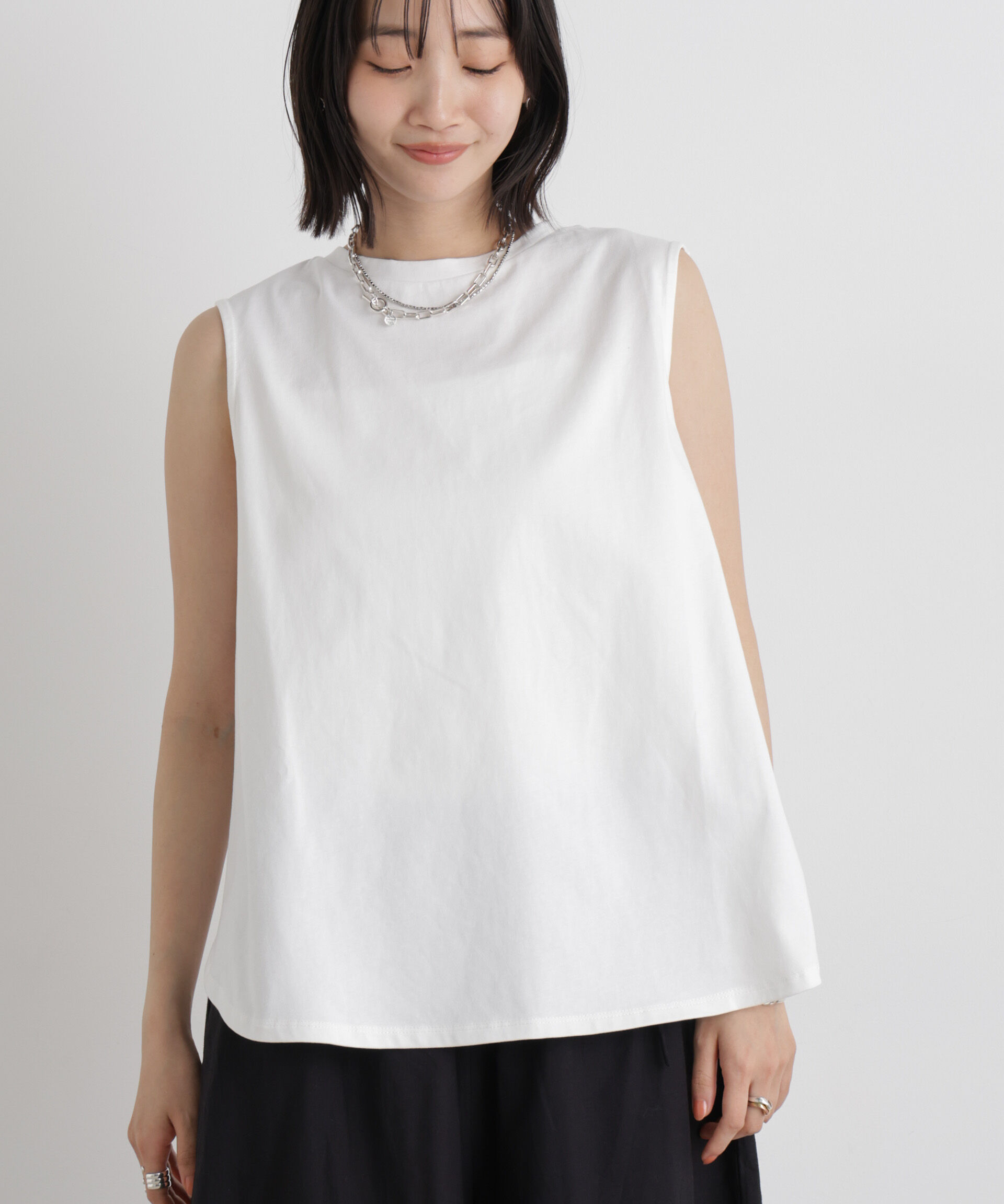 nano･universe「バックタックラウンドヘムノースリーブカットトップス」|Tシャツ・カットソー|ホワイト