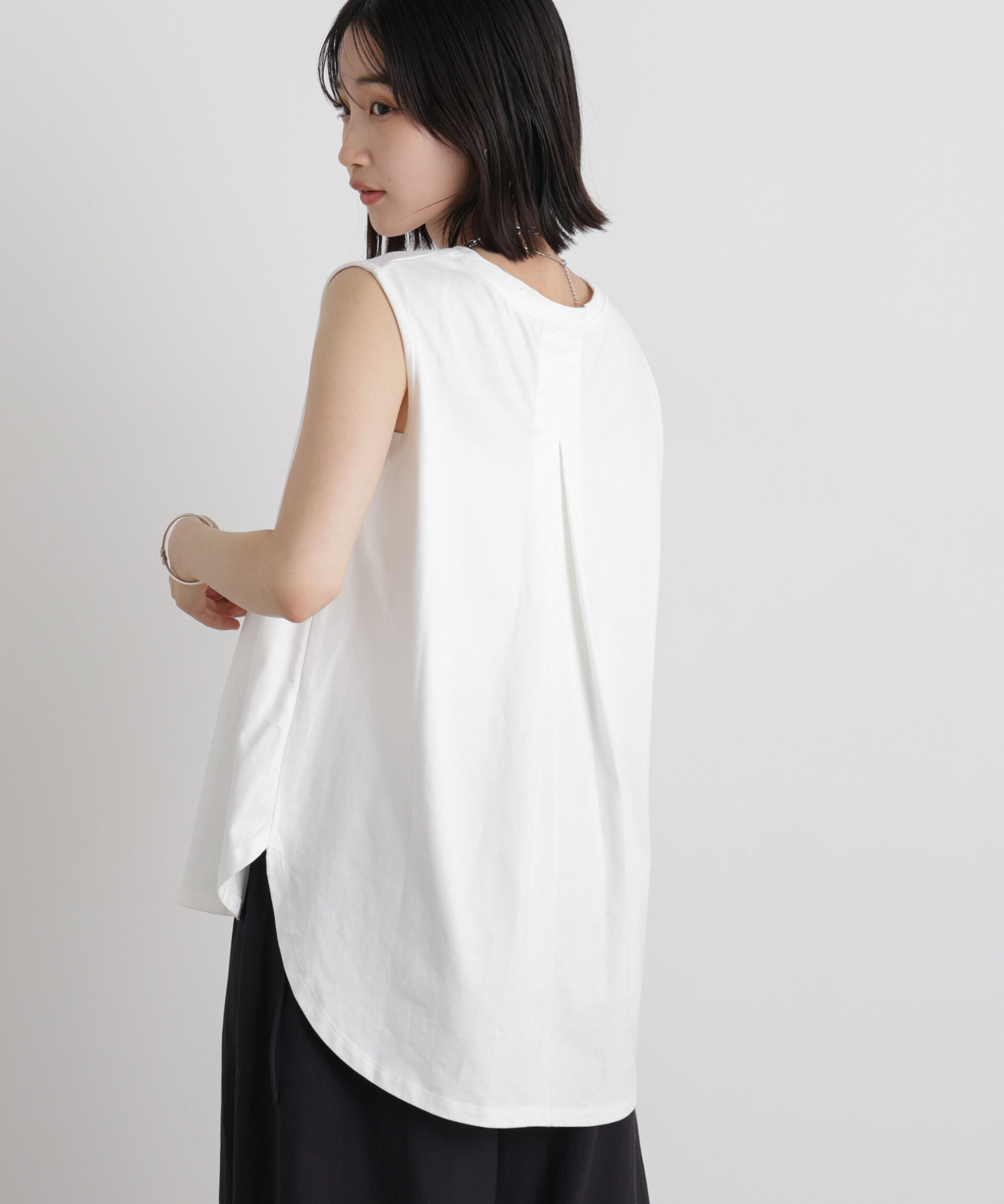 nano･universe「バックタックラウンドヘムノースリーブカットトップス」|Tシャツ・カットソー|