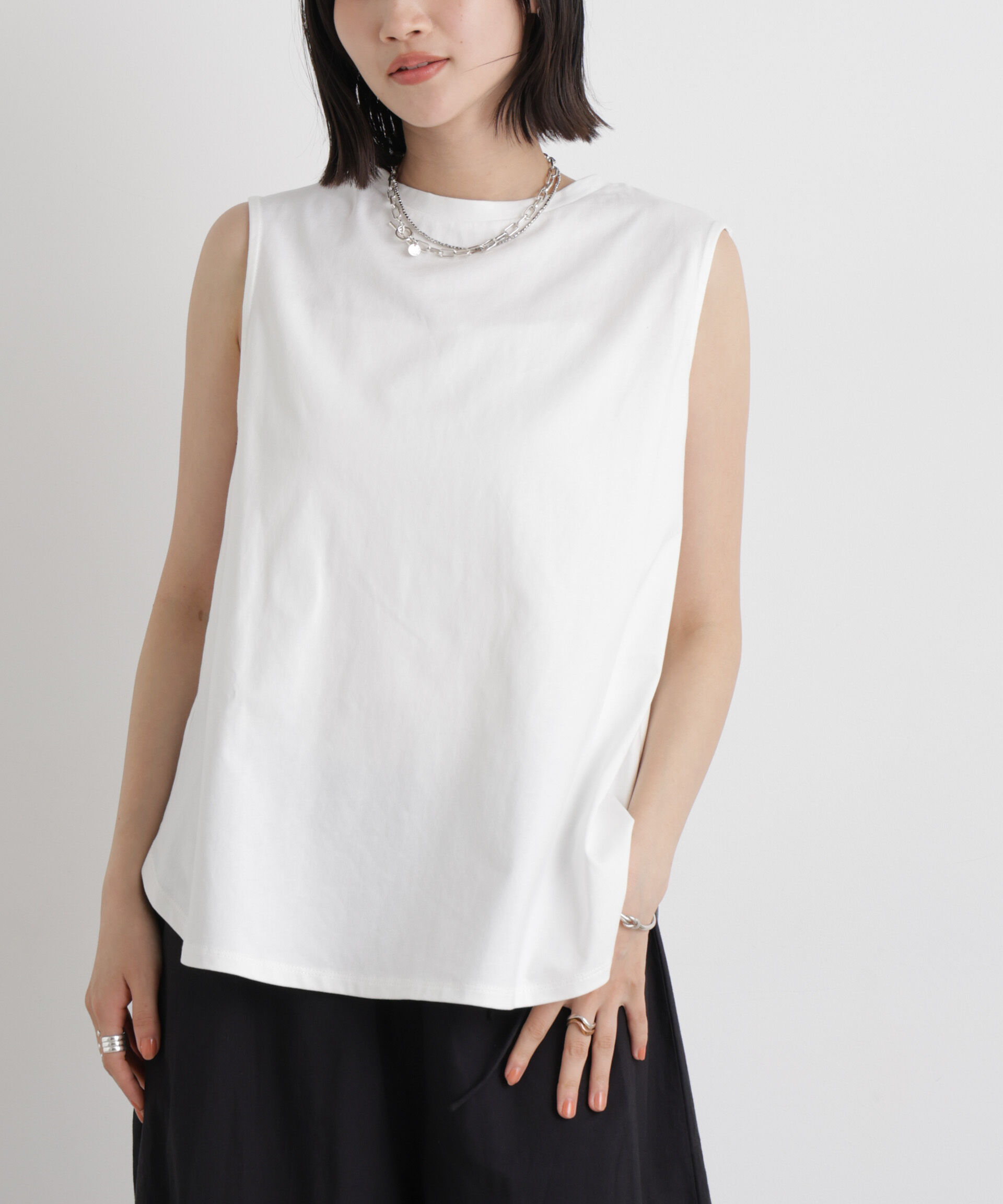 nano･universe「バックタックラウンドヘムノースリーブカットトップス」|Tシャツ・カットソー|