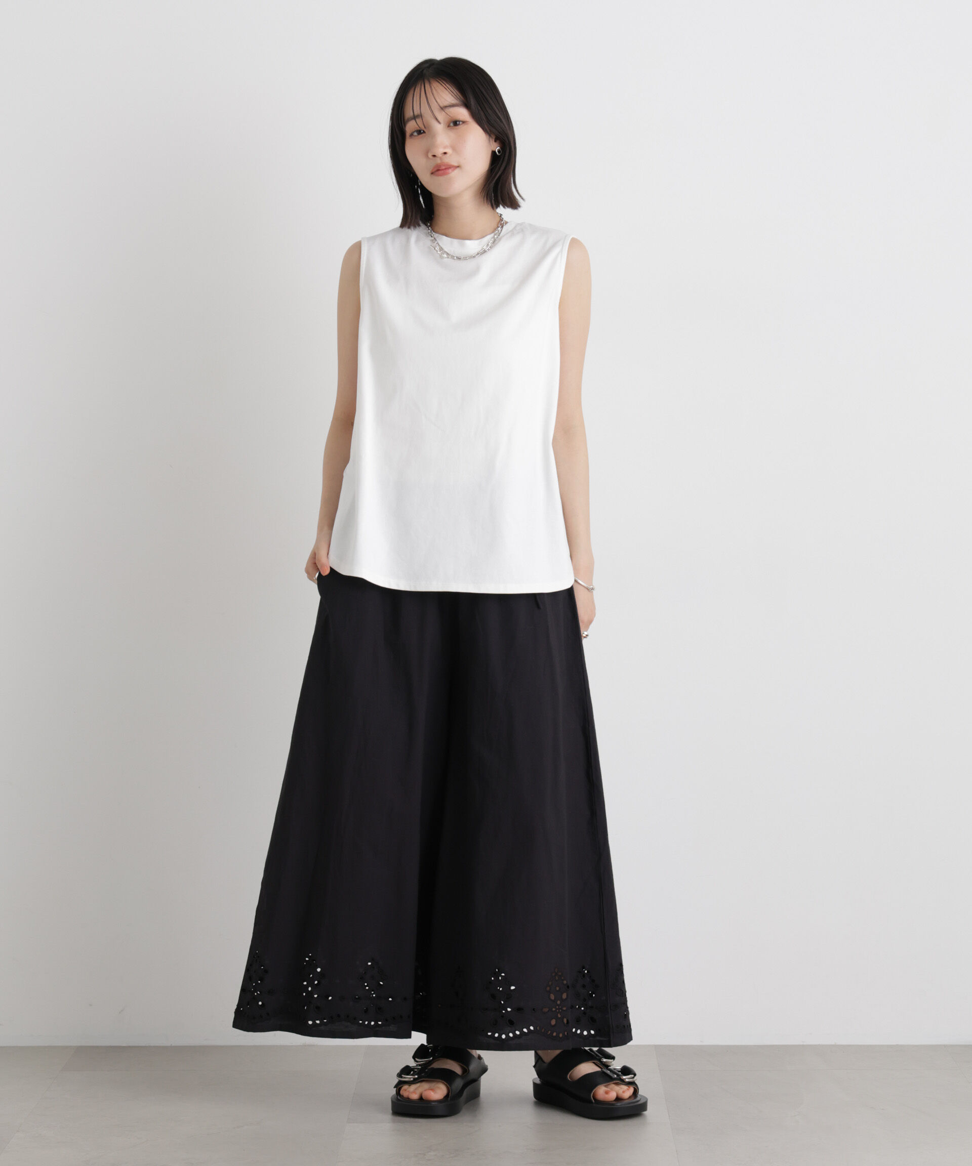 nano･universe「バックタックラウンドヘムノースリーブカットトップス」|Tシャツ・カットソー|