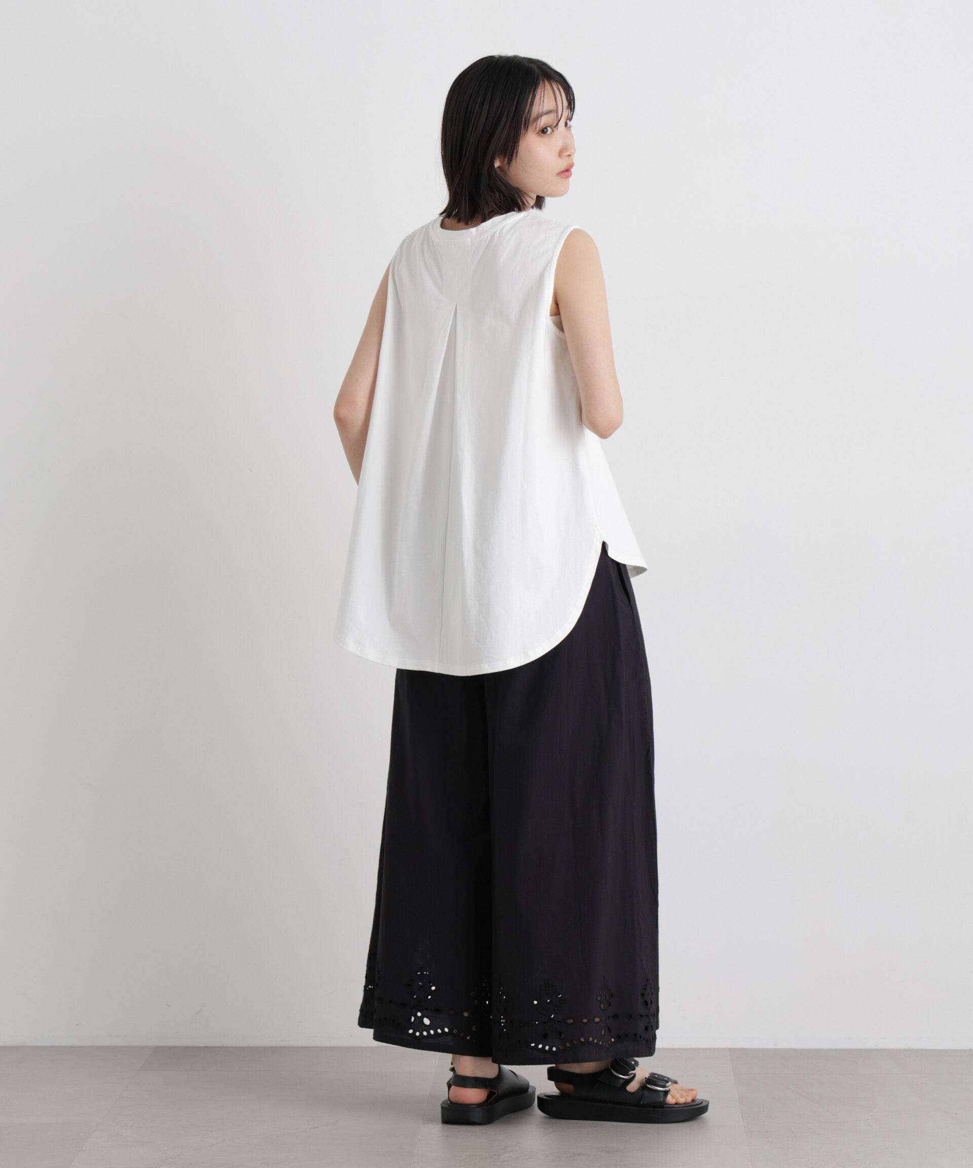 nano･universe「バックタックラウンドヘムノースリーブカットトップス」|Tシャツ・カットソー|