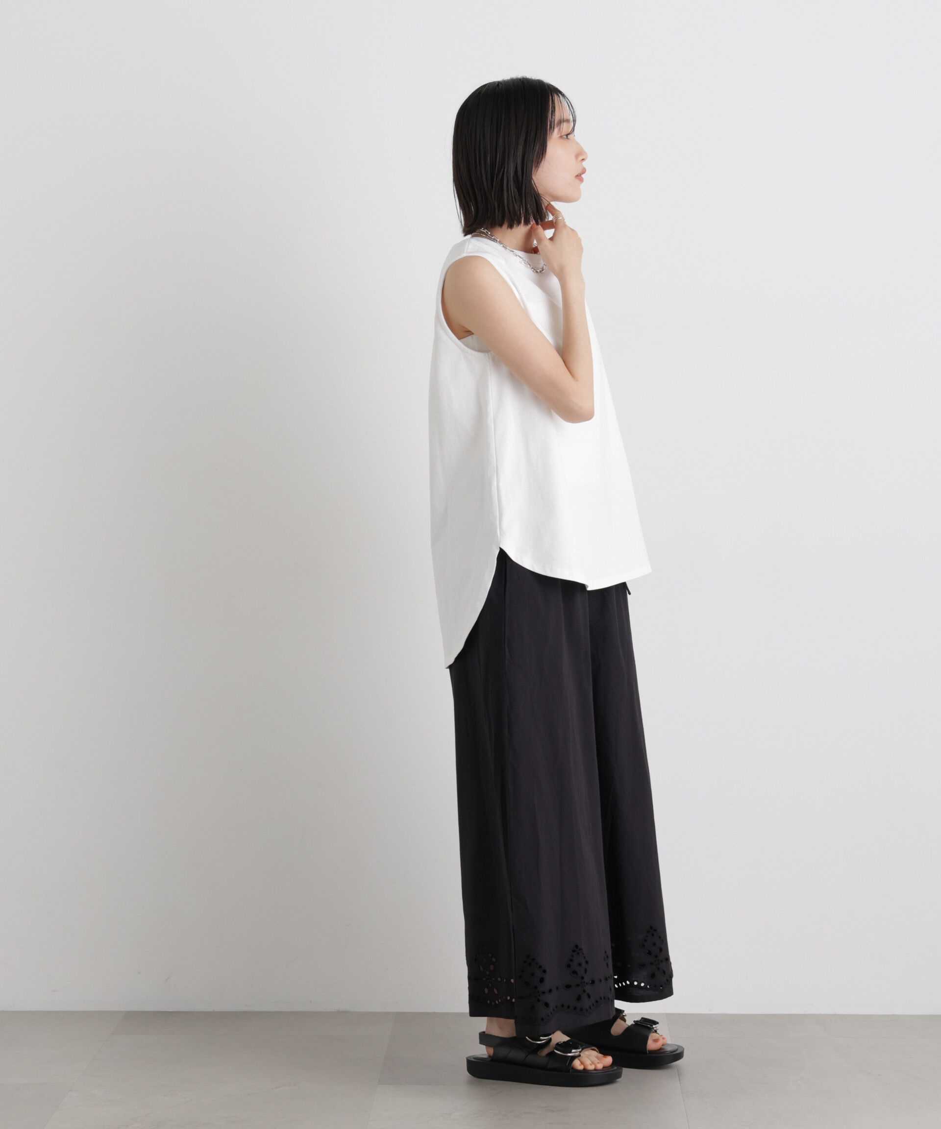 nano･universe「バックタックラウンドヘムノースリーブカットトップス」|Tシャツ・カットソー|