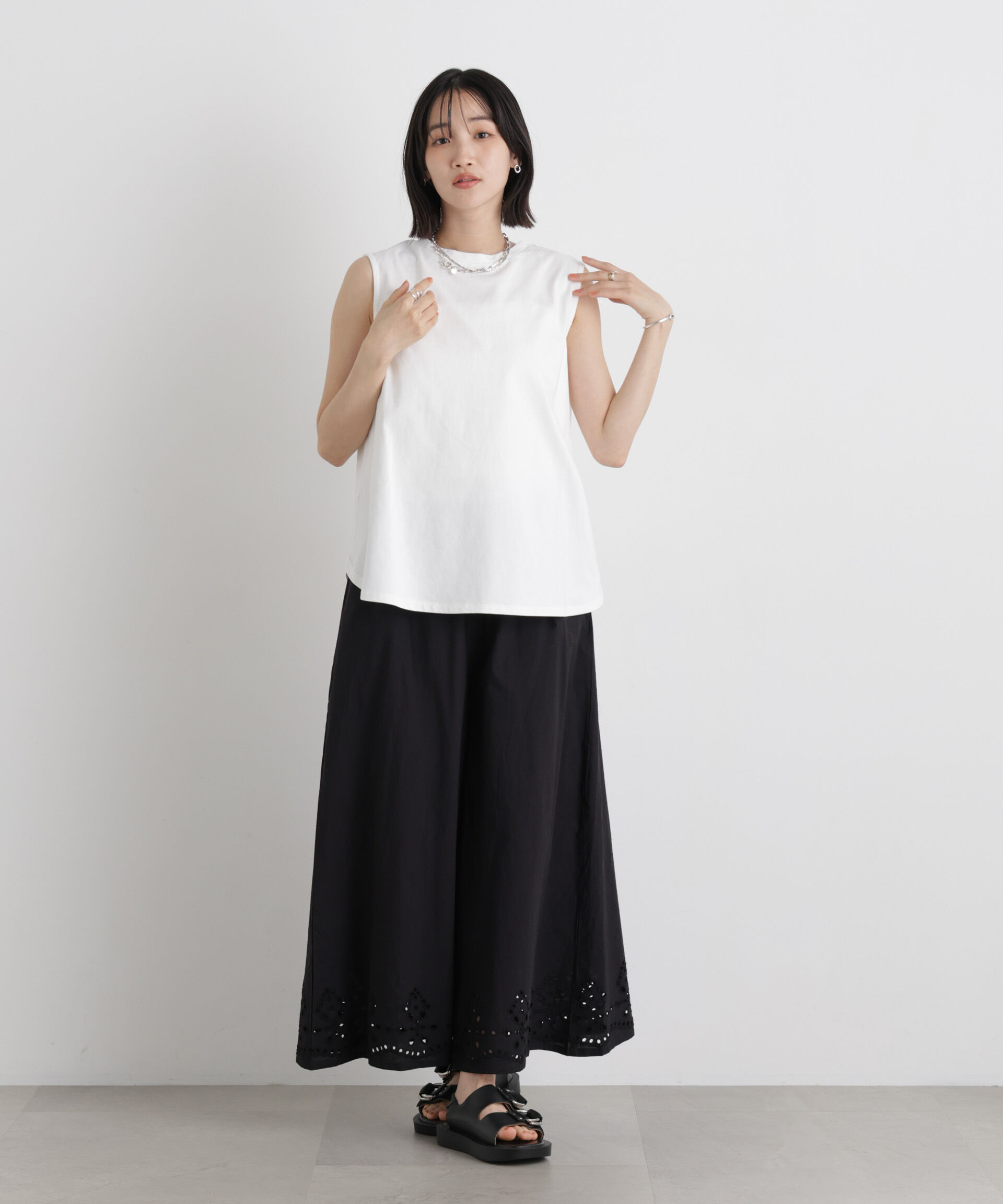 nano･universe「バックタックラウンドヘムノースリーブカットトップス」|Tシャツ・カットソー|