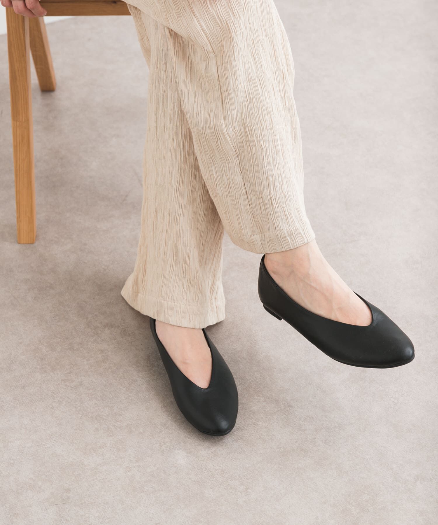 URBAN RESEARCH DOORS「Vカットパンプス」|パンプス|ブラック