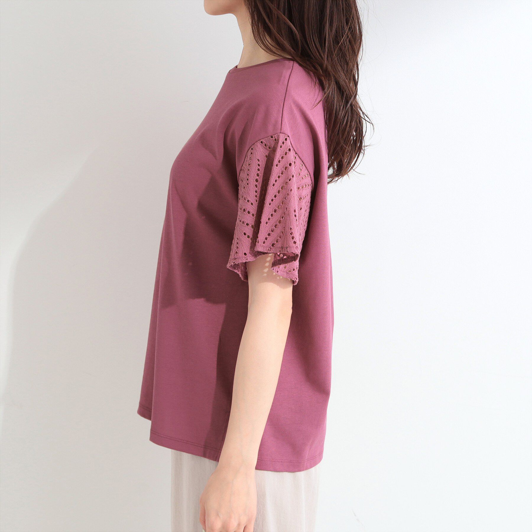 SHOO･LA･RUE「【S-LL/洗濯機可/体型カバー】汗じみが気になりにくい お袖レースフレアTシャツ」|Tシャツ・カットソー|