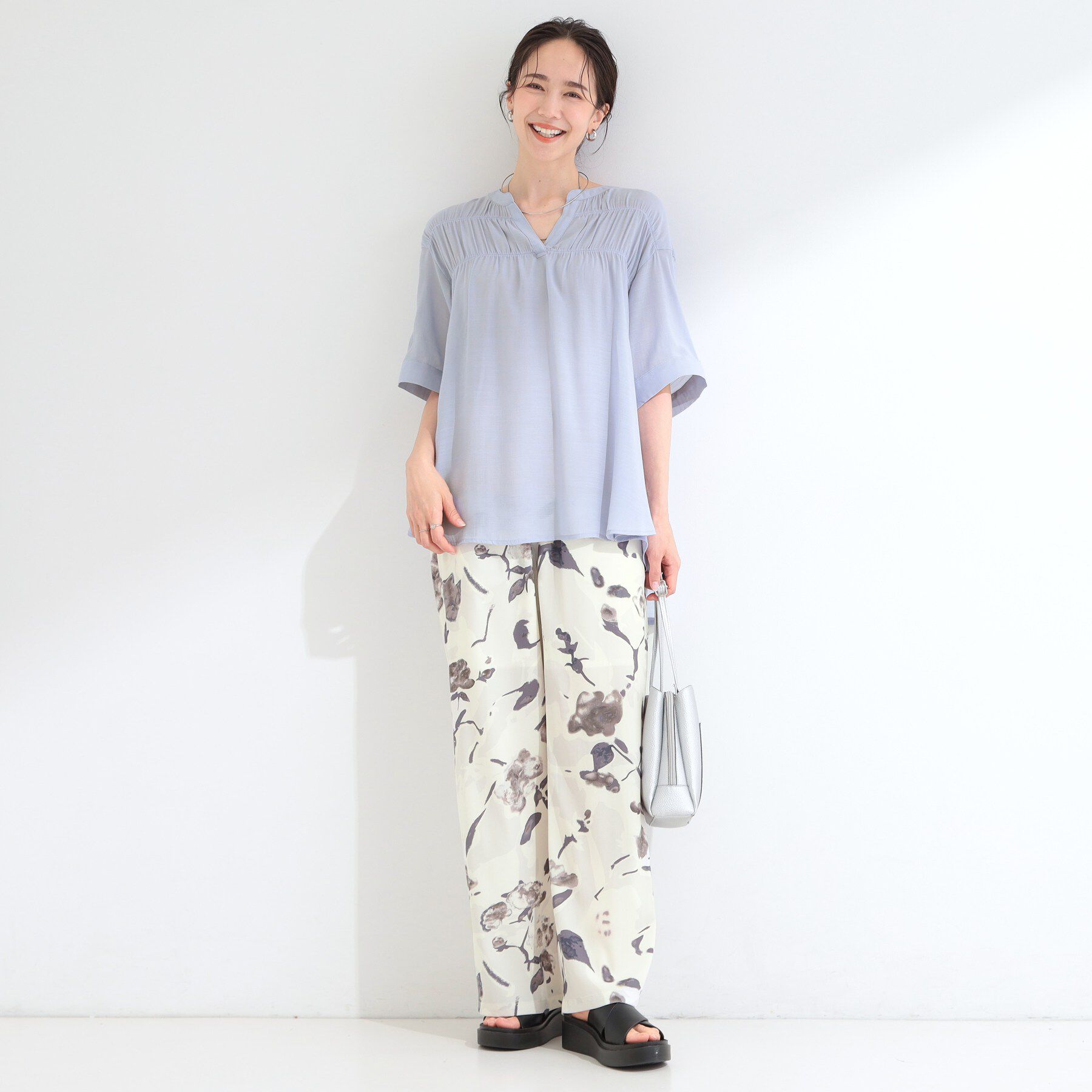SHOO･LA･RUE「【UV/洗濯機可】お袖の長さが調整出来る シャーリングスキッパーブラウス」|シャツ・ブラウス|