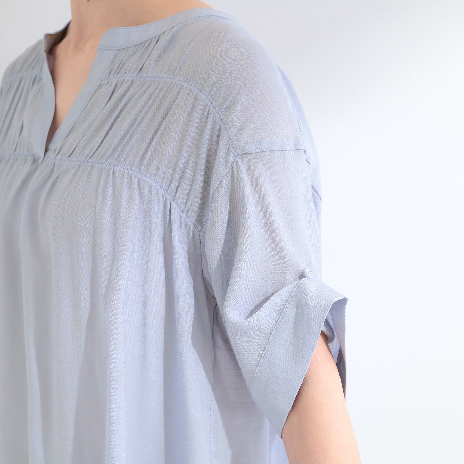 SHOO･LA･RUE「【UV/洗濯機可】お袖の長さが調整出来る シャーリングスキッパーブラウス」|シャツ・ブラウス|