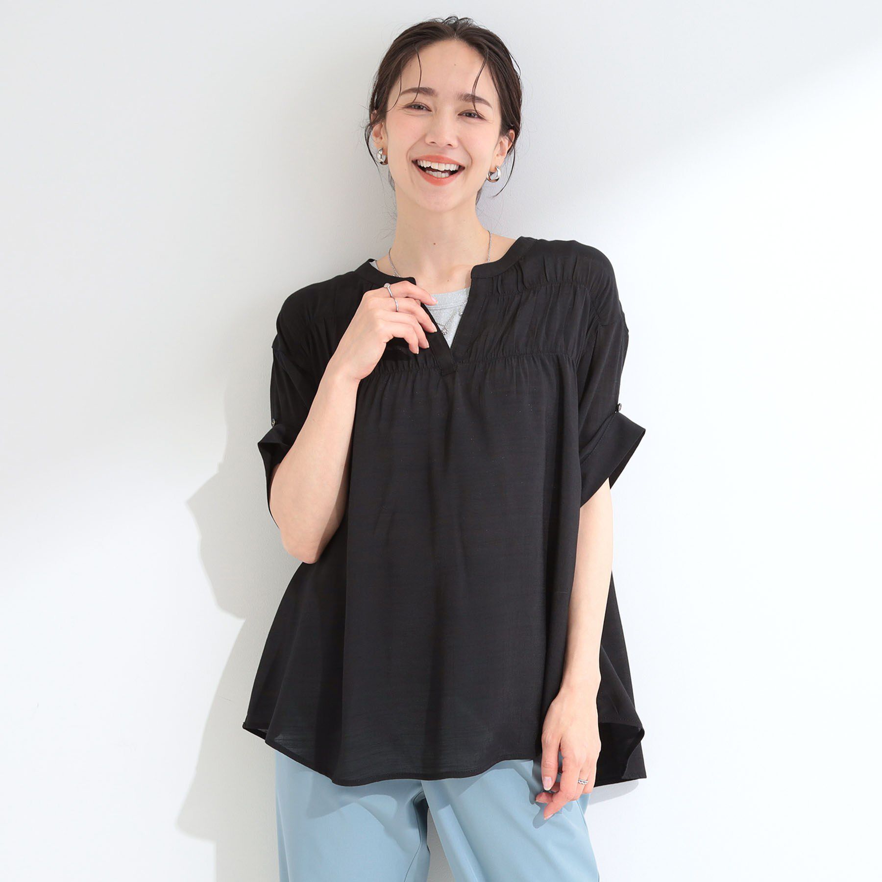 SHOO･LA･RUE「【UV/洗濯機可】お袖の長さが調整出来る シャーリングスキッパーブラウス」|シャツ・ブラウス|
