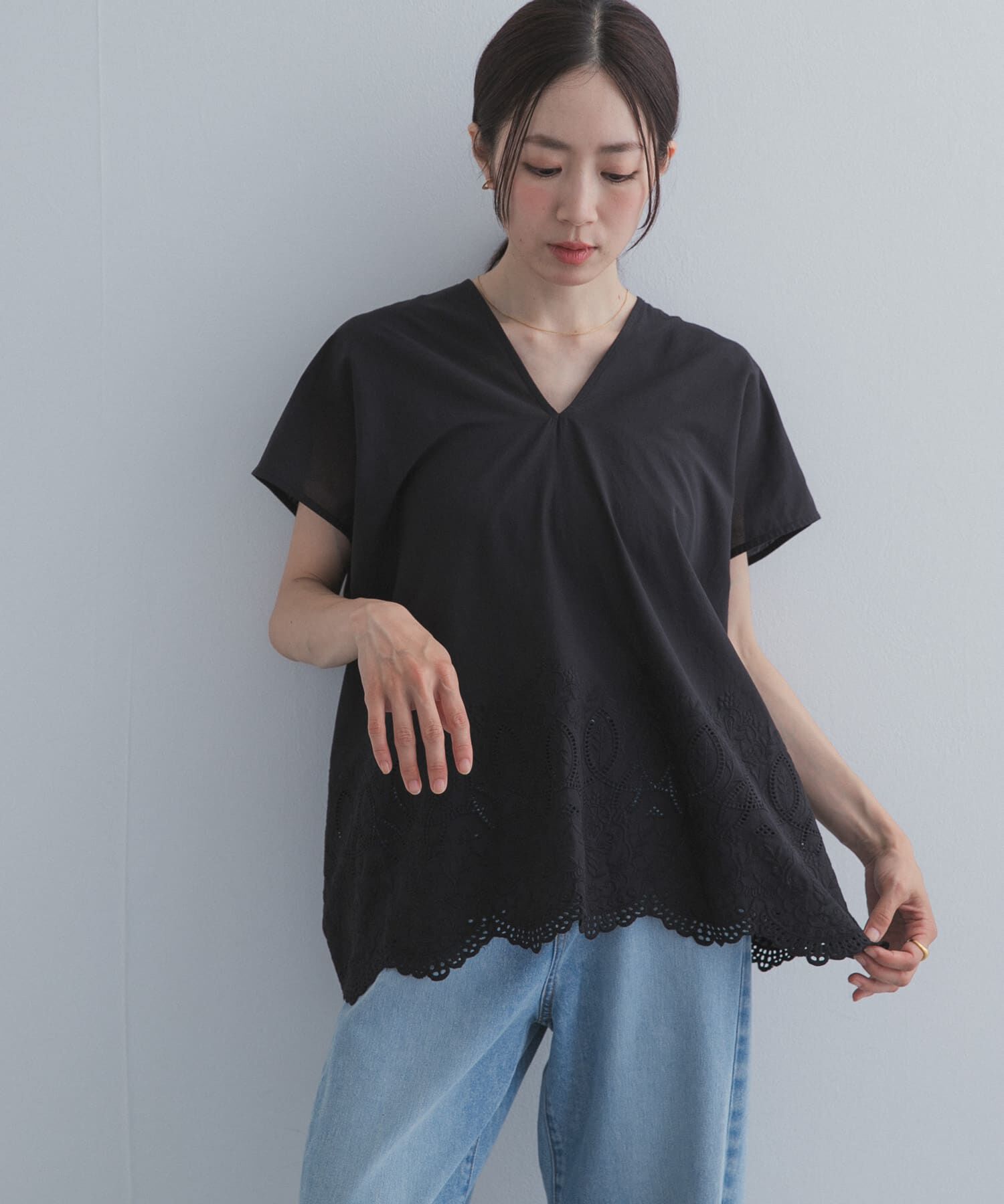 URBAN RESEARCH DOORS「裾刺繍Vネックブラウス」|シャツ・ブラウス|