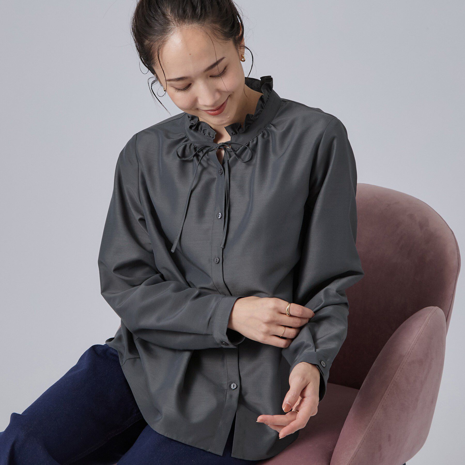 SHOO･LA･RUE「【S-LL/洗濯機可】襟フリルが女性らしい リボンブラウス」|シャツ・ブラウス|チャコールグレー(0