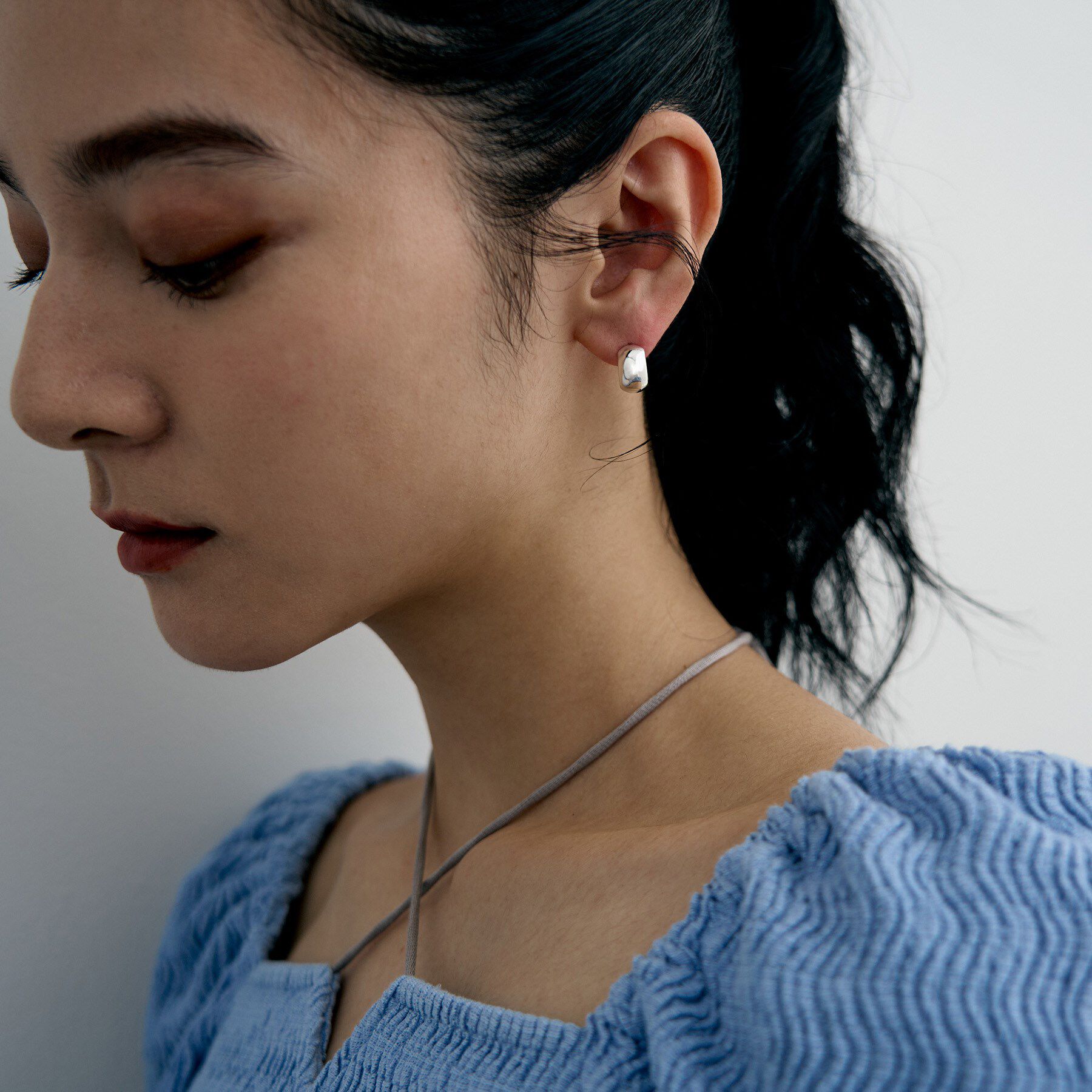 COCOSHNIK ONKITSCH「シルバー ハギーフープ ワイドピアス」|ピアス|