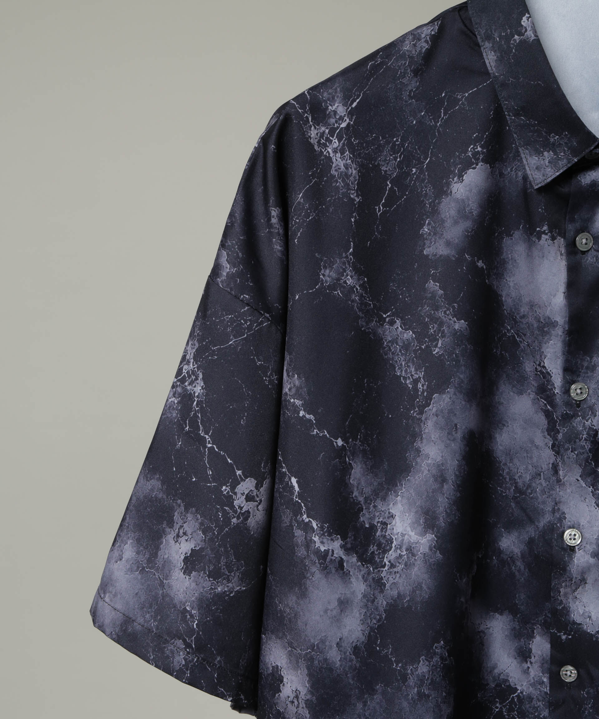 NANO universe「NORMANBROS/ショート丈オーバーサイズ総柄シャツ 半袖」|シャツ・ブラウス|