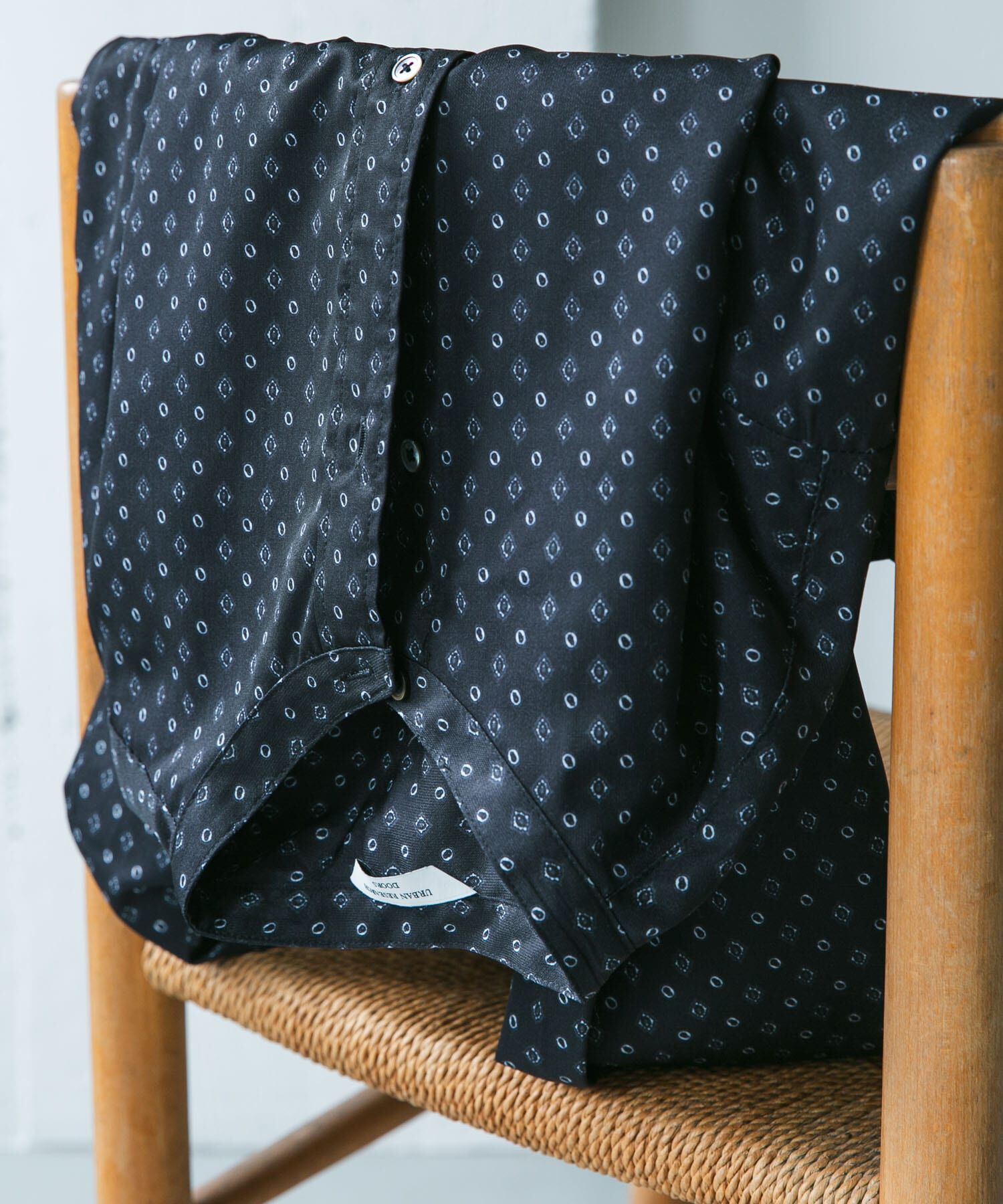 URBAN RESEARCH DOORS「バンドカラーショートスリーブ 総柄シャツ」|シャツ・ブラウス|ブラック