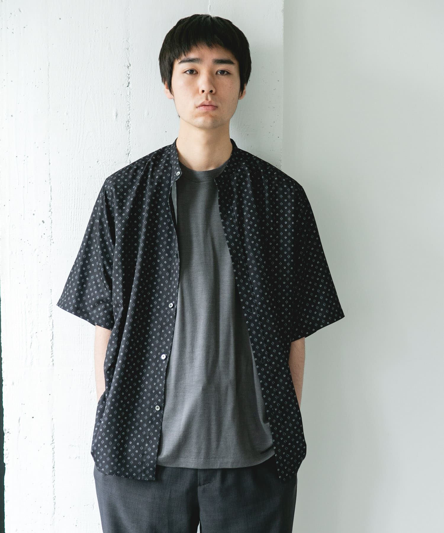 URBAN RESEARCH DOORS「バンドカラーショートスリーブ 総柄シャツ」|シャツ・ブラウス|