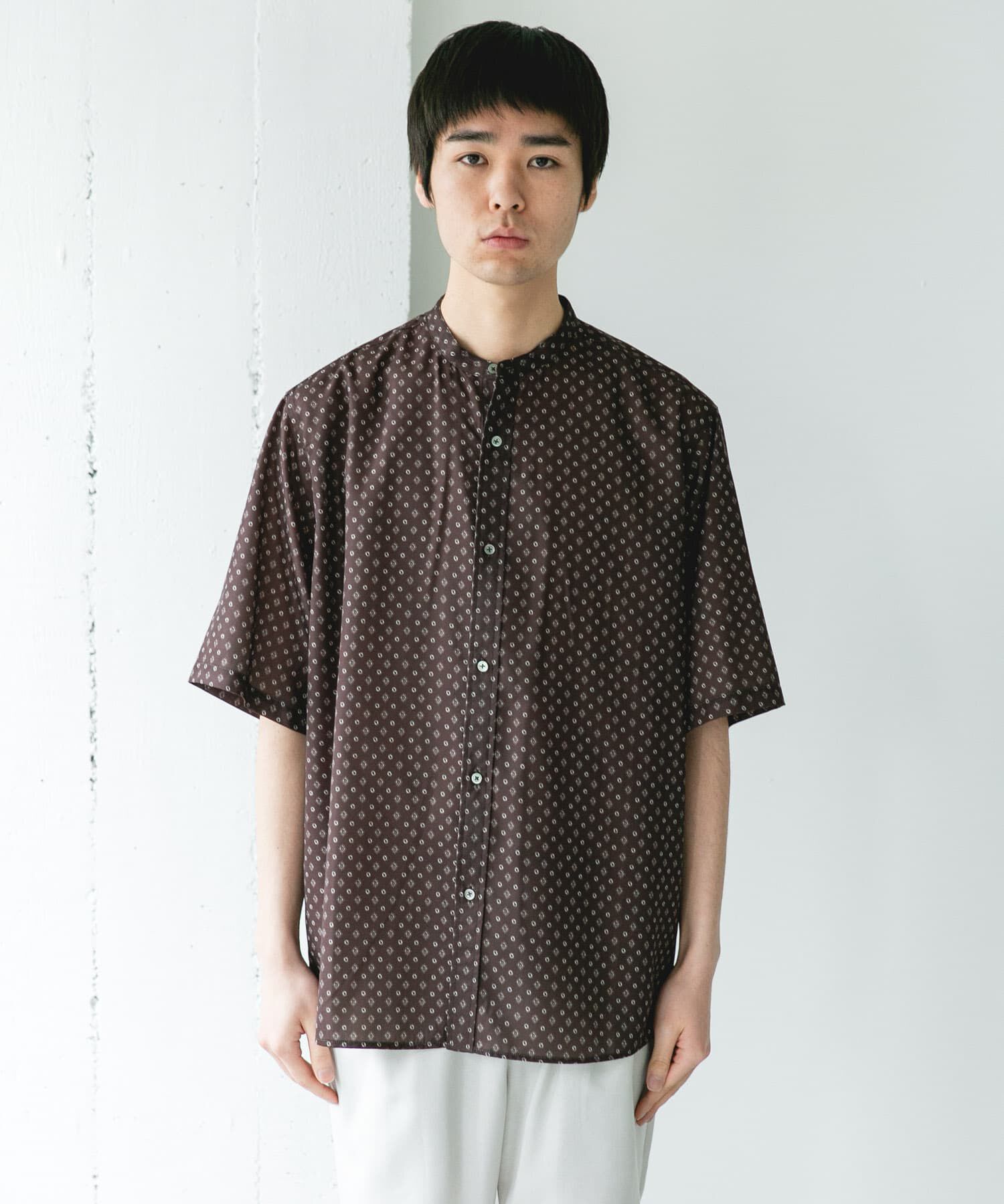 URBAN RESEARCH DOORS「バンドカラーショートスリーブ 総柄シャツ」|シャツ・ブラウス|