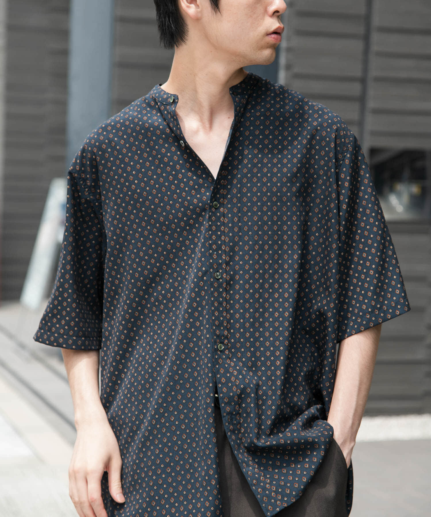 URBAN RESEARCH DOORS「バンドカラーショートスリーブ 総柄シャツ」|シャツ・ブラウス|ネイビー