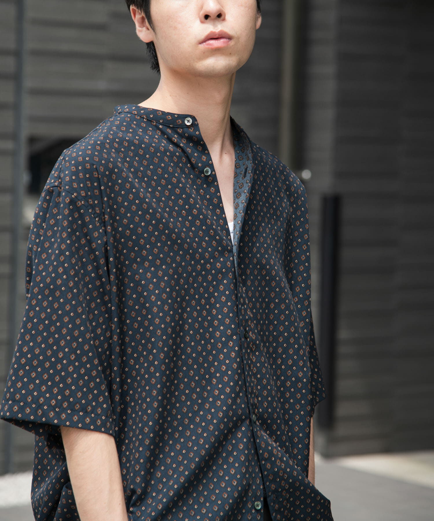 URBAN RESEARCH DOORS「バンドカラーショートスリーブ 総柄シャツ」|シャツ・ブラウス|