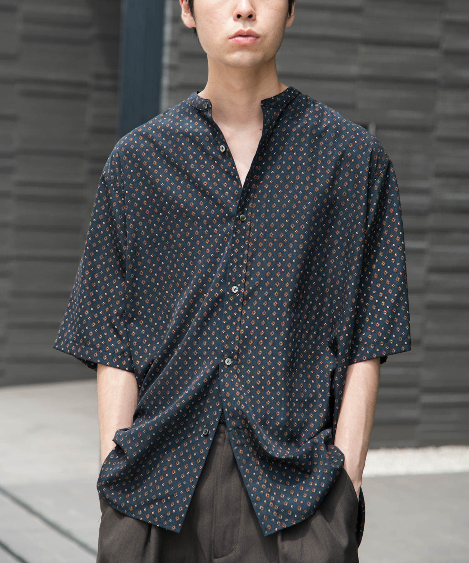 URBAN RESEARCH DOORS「バンドカラーショートスリーブ 総柄シャツ」|シャツ・ブラウス|