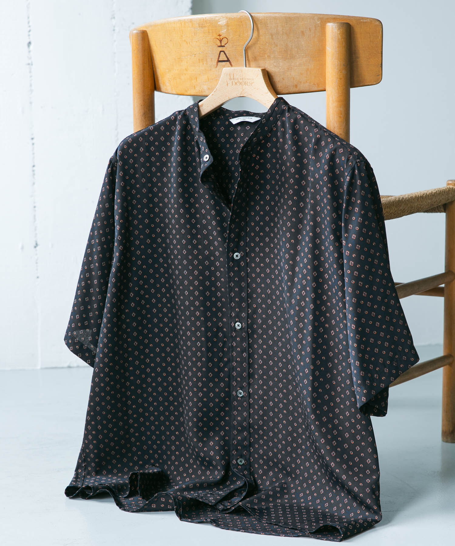 URBAN RESEARCH DOORS「バンドカラーショートスリーブ 総柄シャツ」|シャツ・ブラウス|