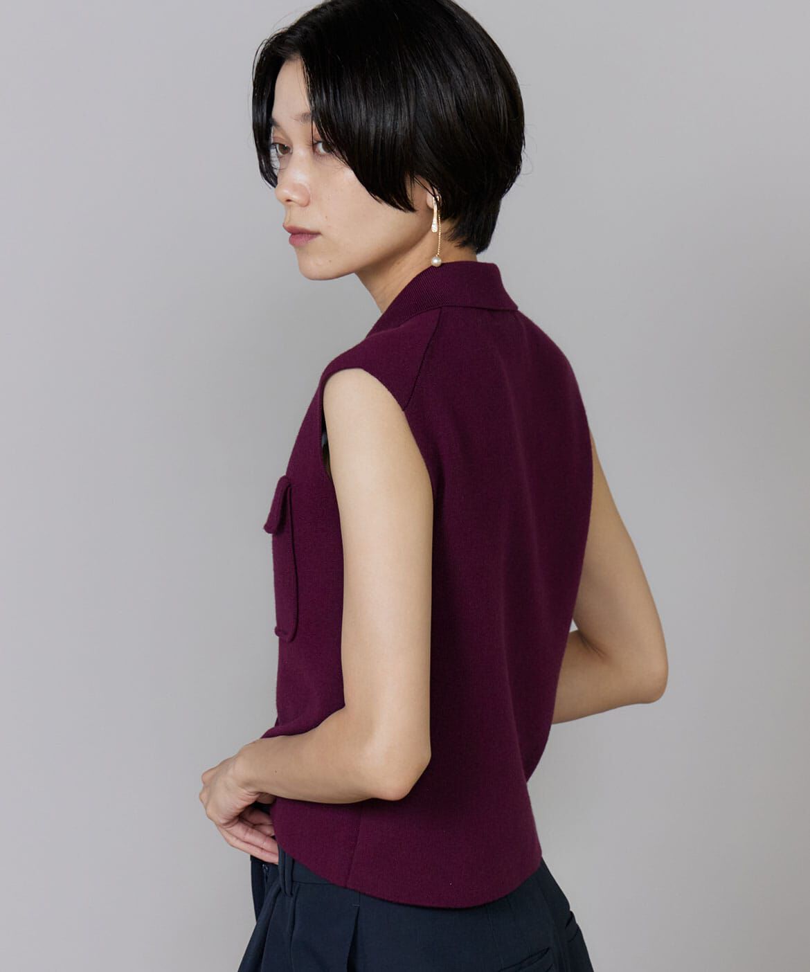 INED「襟付きﾉｰｽﾘｰﾌﾞﾆｯﾄ | ﾒﾀﾙﾎﾞﾀﾝで華やぐ凛とした品格大人 」|ニット・セーター|