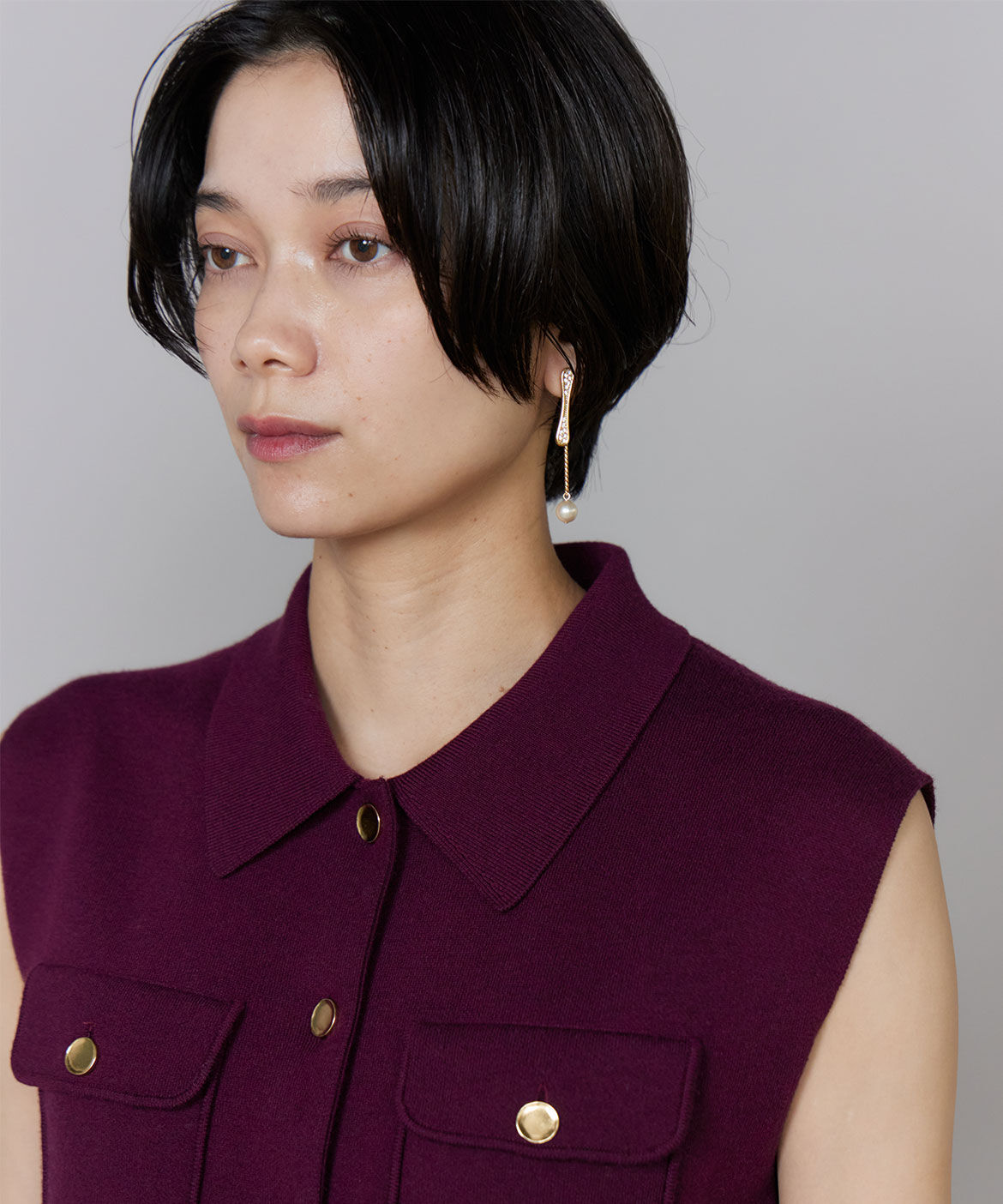 INED「襟付きﾉｰｽﾘｰﾌﾞﾆｯﾄ | ﾒﾀﾙﾎﾞﾀﾝで華やぐ凛とした品格大人 」|ニット・セーター|