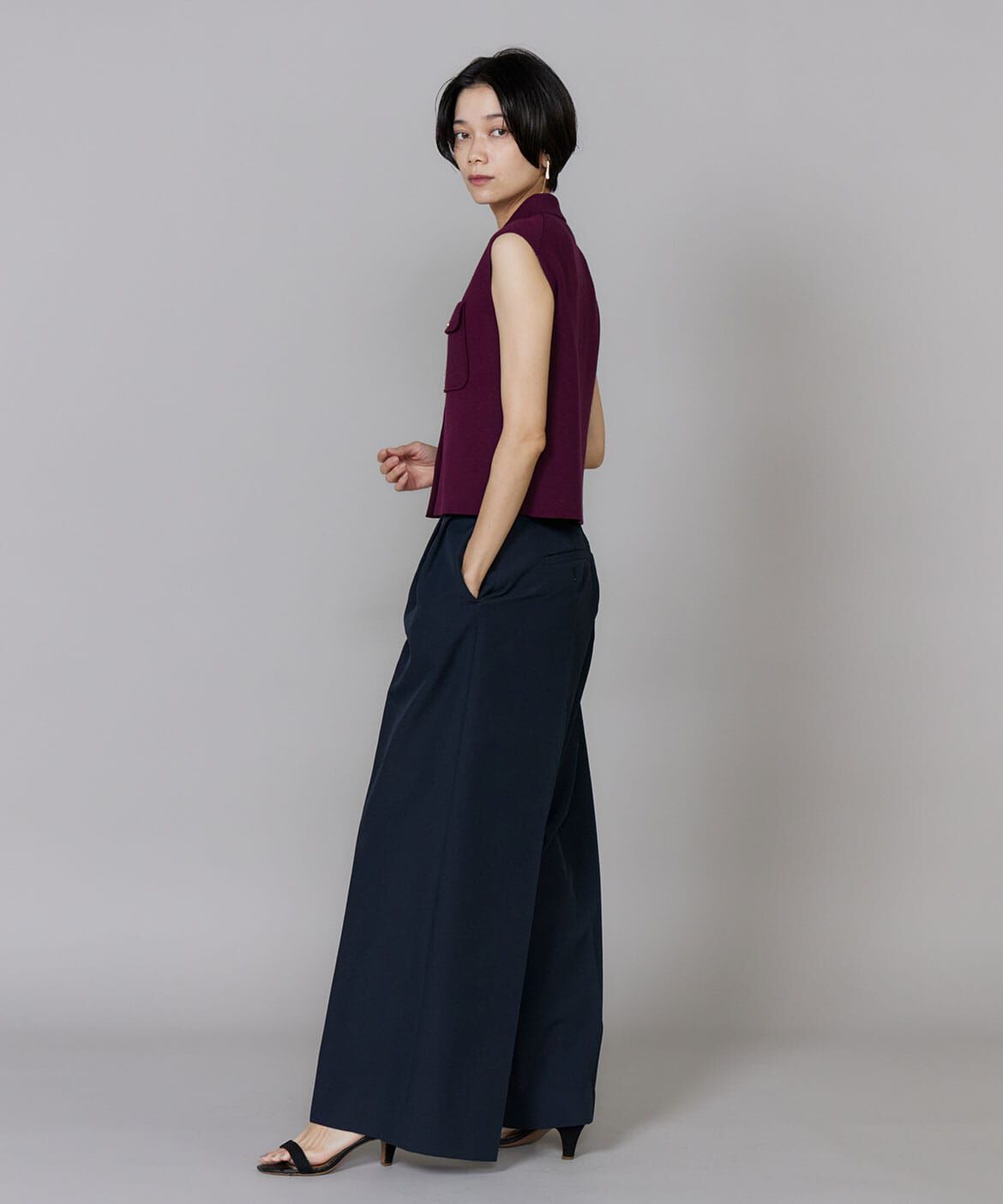 INED「襟付きﾉｰｽﾘｰﾌﾞﾆｯﾄ | ﾒﾀﾙﾎﾞﾀﾝで華やぐ凛とした品格大人 」|ニット・セーター|