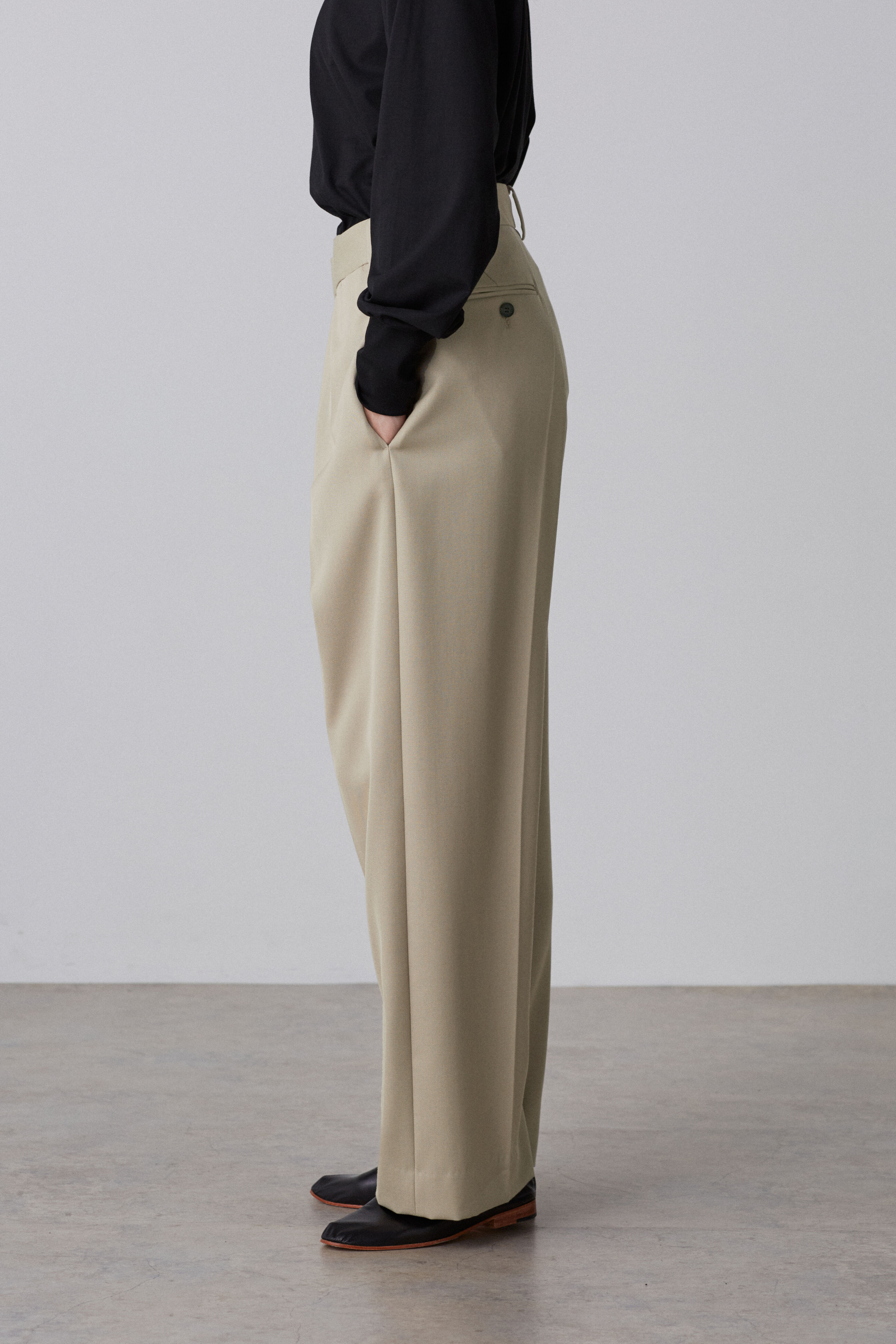 YLEVE 「YLEVE / WOOL SURGE TROUSERS」|その他|