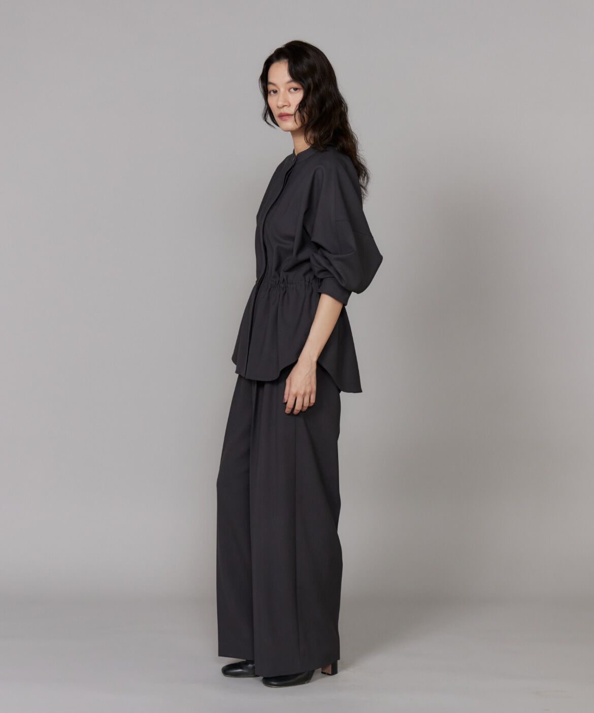 INED「2タックパンツ《la veille by SUPERIOR CLOSET》｜大人の洗練ワイドパンツ」|スラックス|