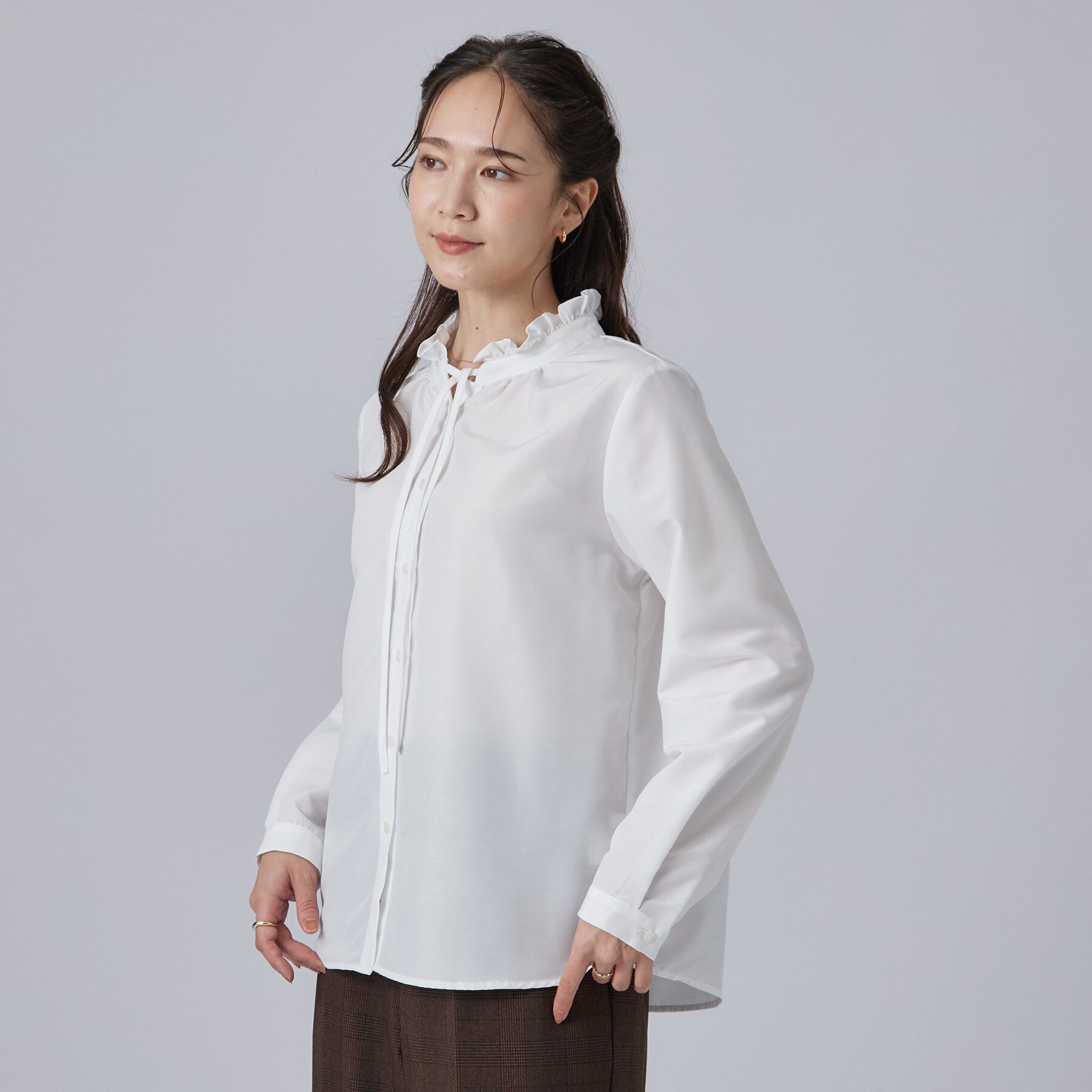 SHOO･LA･RUE「【S-LL/洗濯機可】襟フリルが女性らしい リボンブラウス」|シャツ・ブラウス|